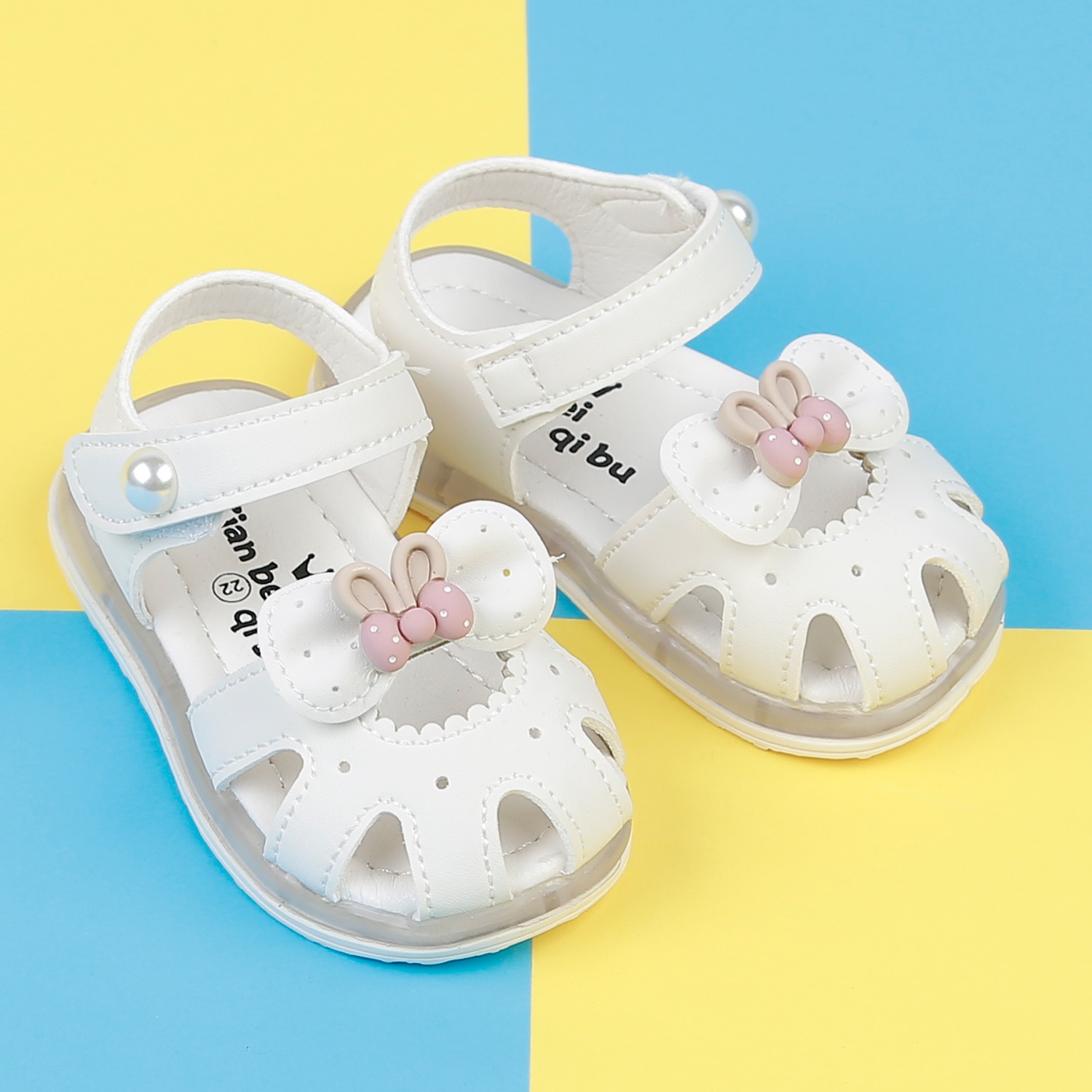 Sandal bé gái đính tai thỏ AC22H trắng hình 1