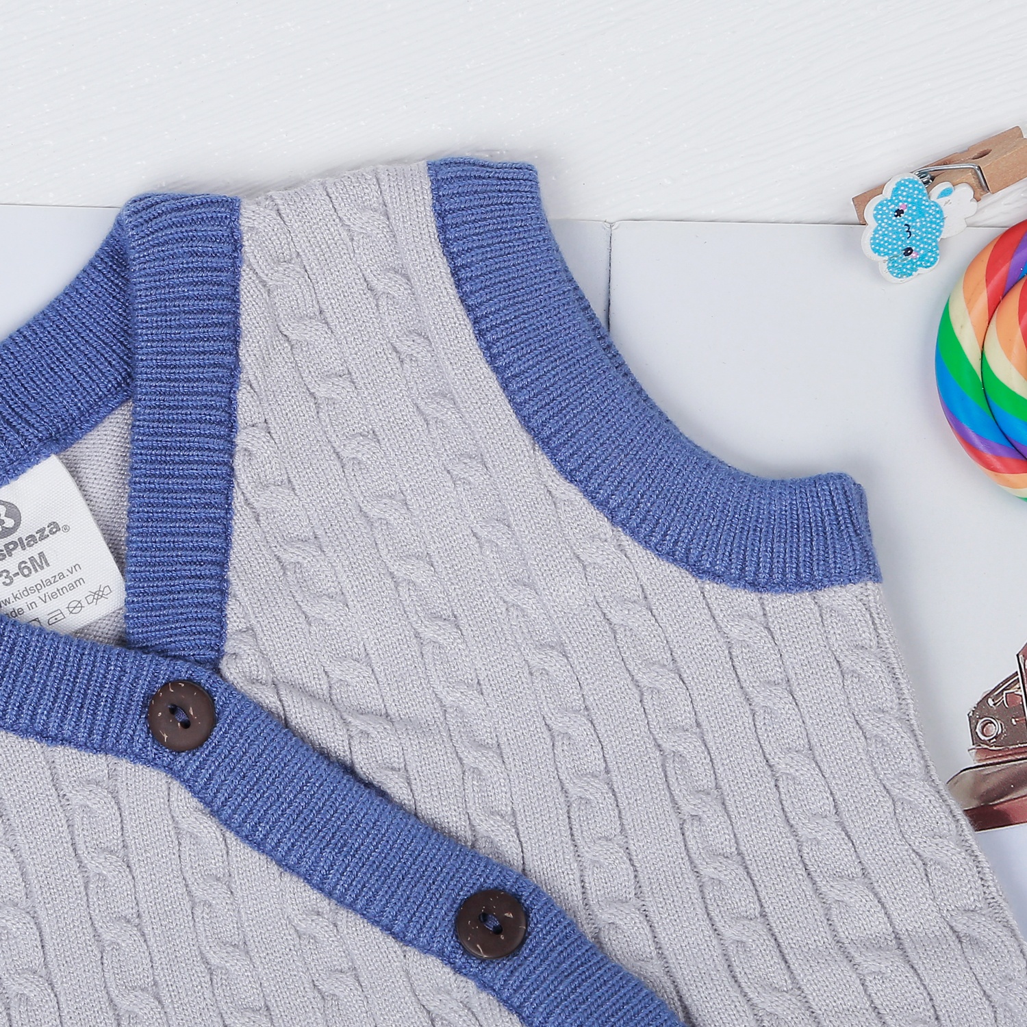 Áo gile len bé trai KidsPlaza ND22D (Ghi sáng) hình 3