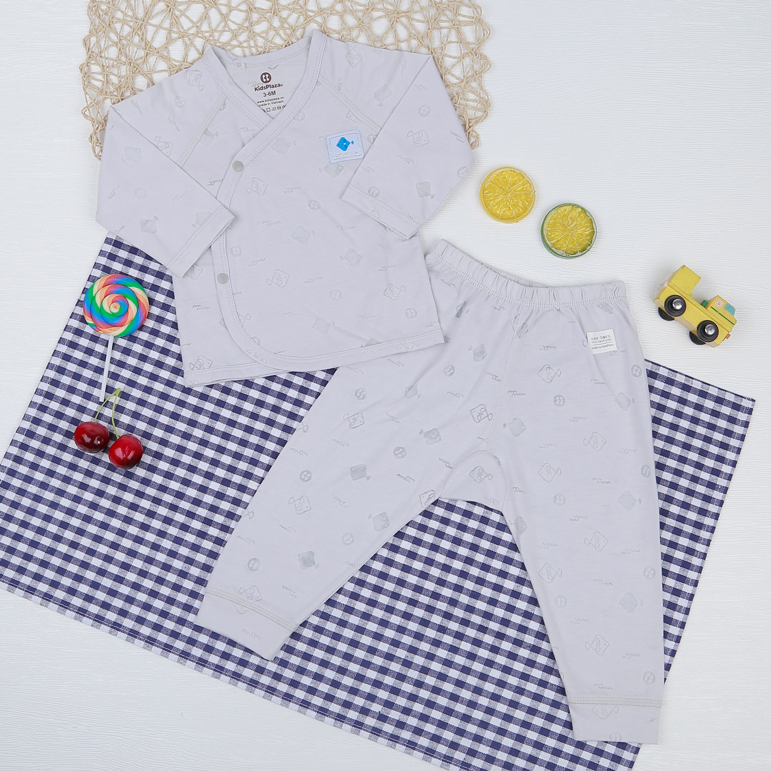 Bộ quần áo dài tay cài chéo KidsPlaza in cá HN21T (Ghi) hình 1