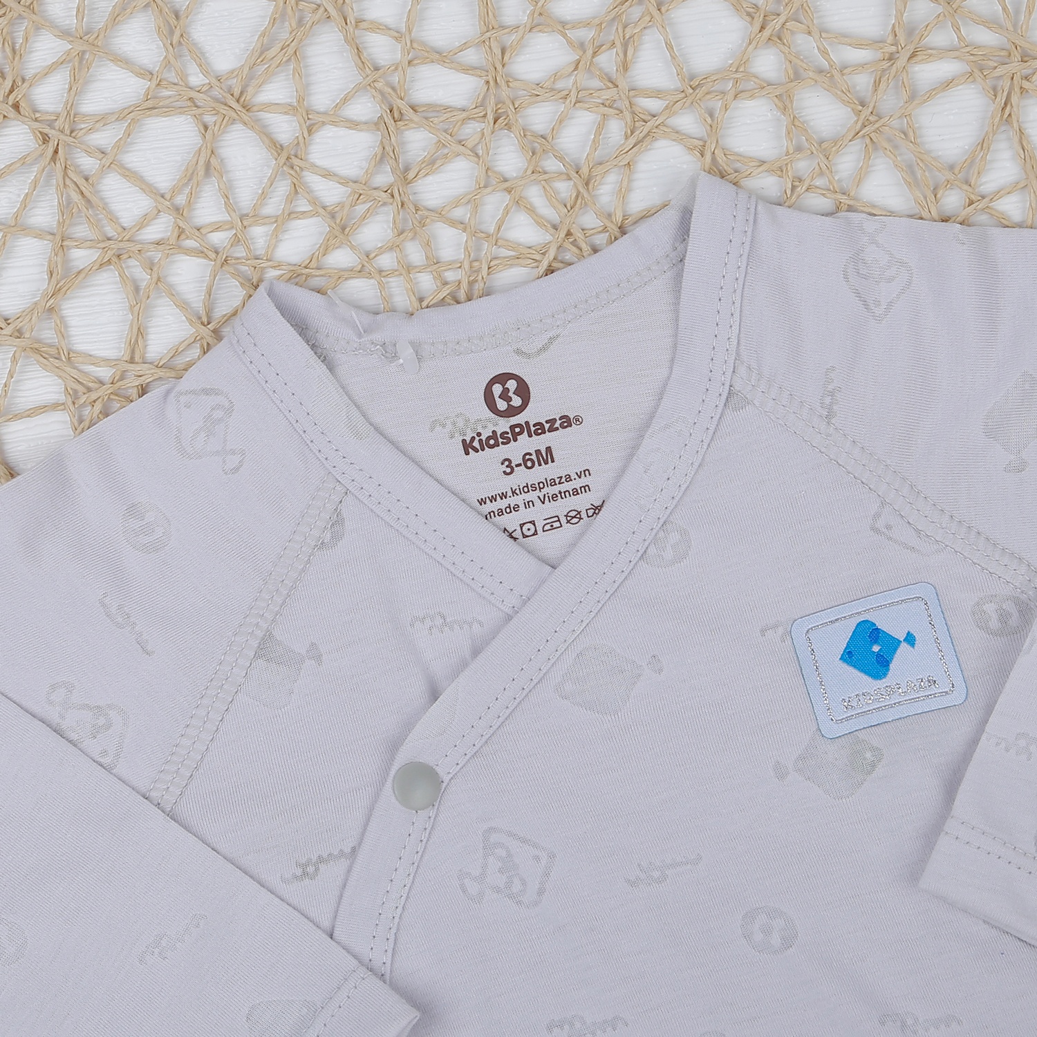 Bộ quần áo dài tay cài chéo KidsPlaza in cá HN21T (Ghi) hình 3