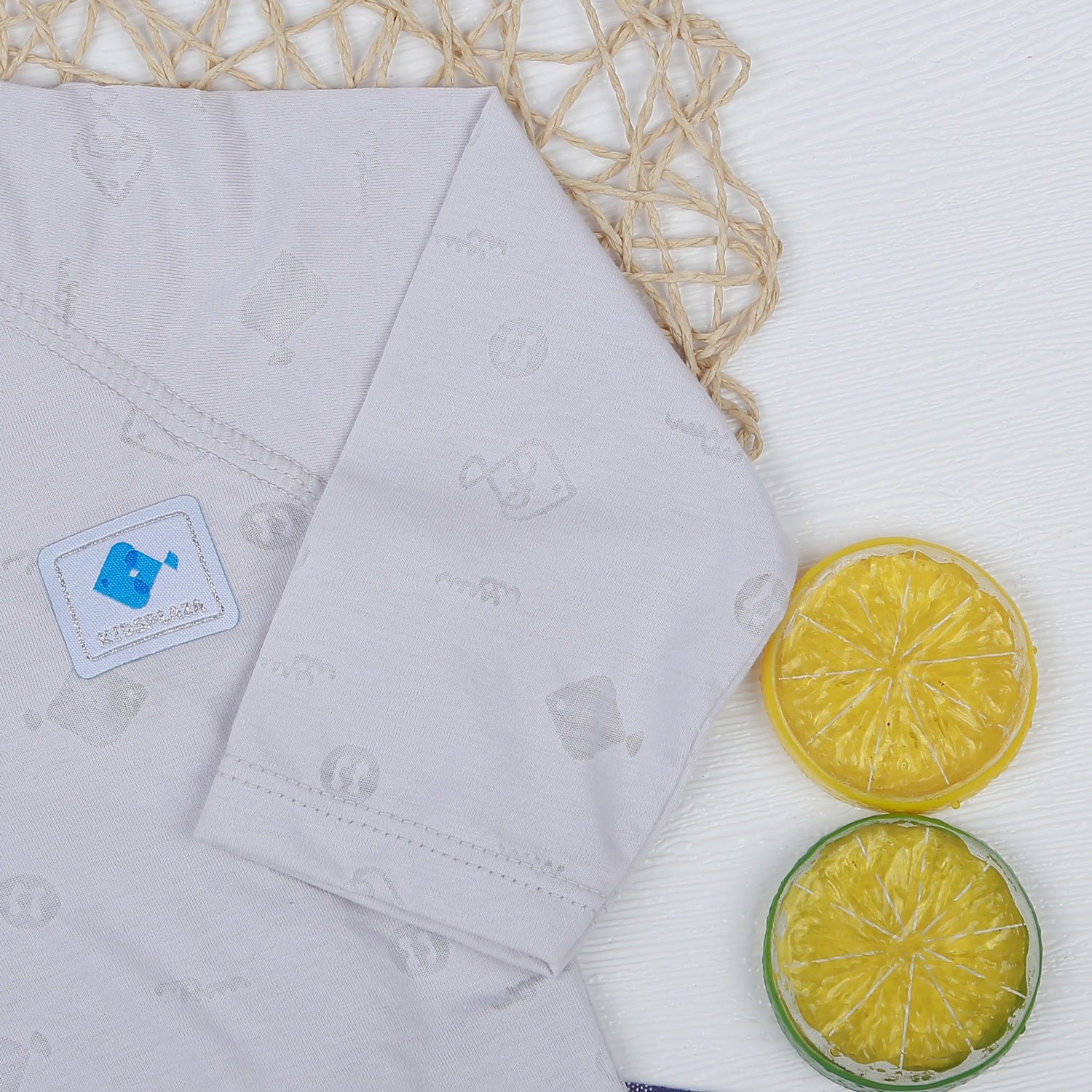 Bộ quần áo dài tay cài chéo KidsPlaza in cá HN21T (Ghi) hình 4