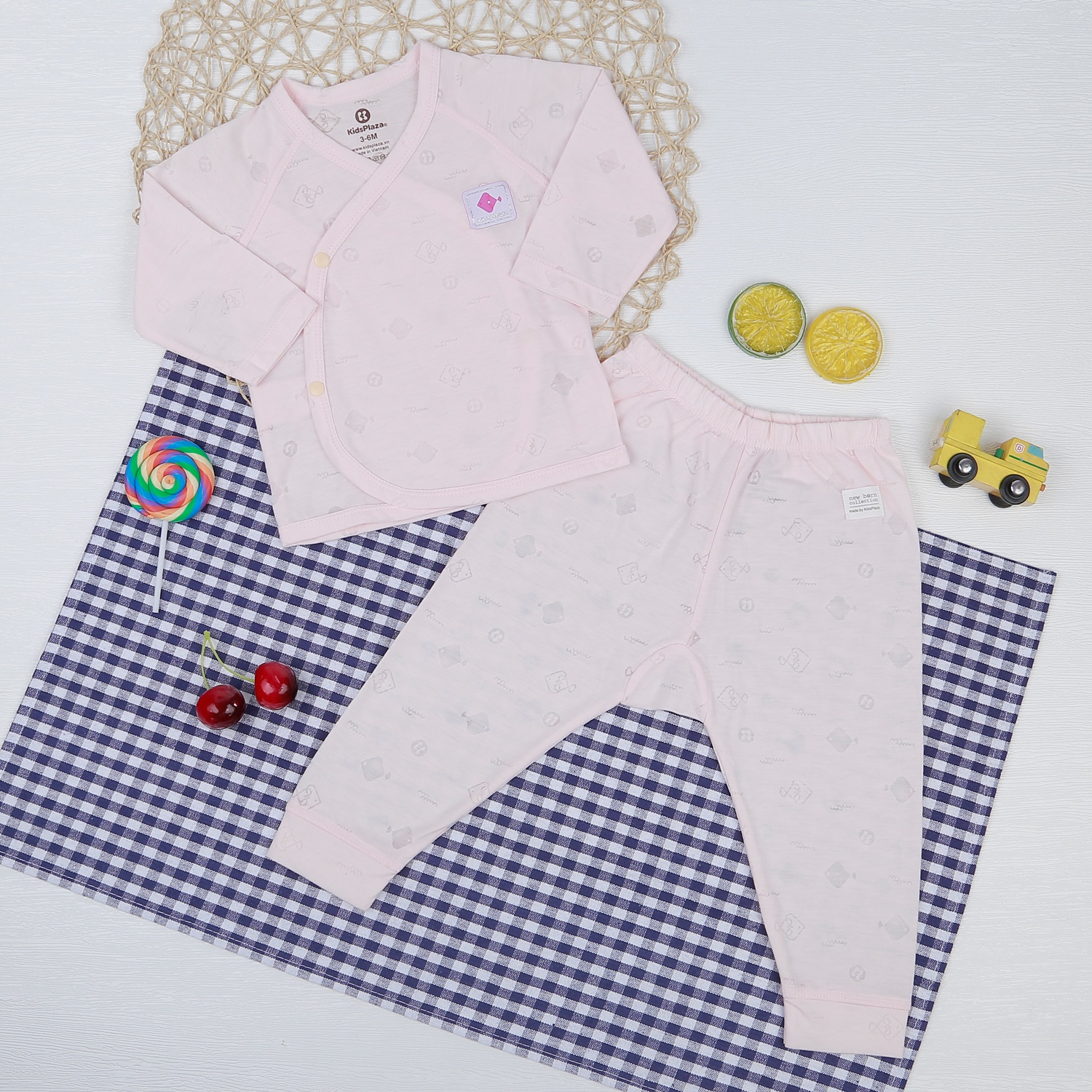 Bộ quần áo dài tay cài chéo KidsPlaza in cá HN21T (Hồng) hình 1