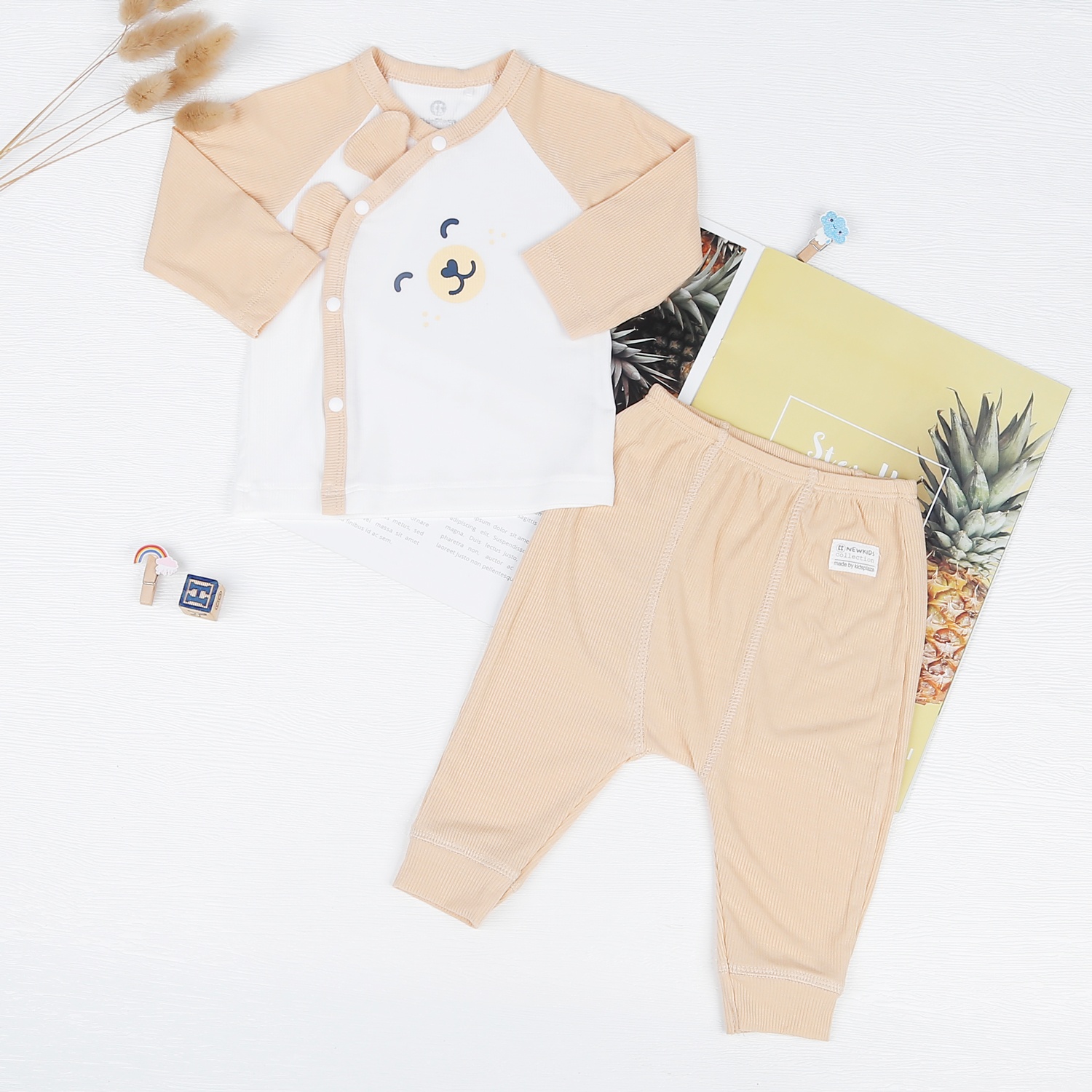 Bộ sơ sinh dài tay cài lệch kẻ tăm KidsPlaza in gấu ND22T (Be) hình 1