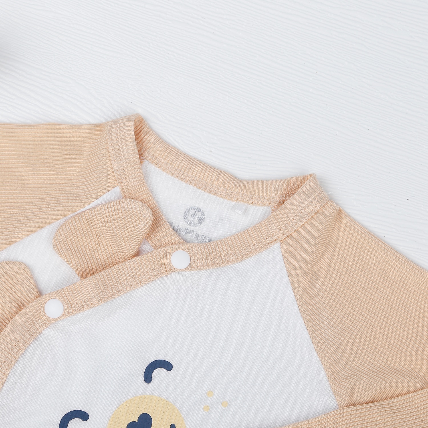 Bộ sơ sinh dài tay cài lệch kẻ tăm KidsPlaza in gấu ND22T (Be) hình 3