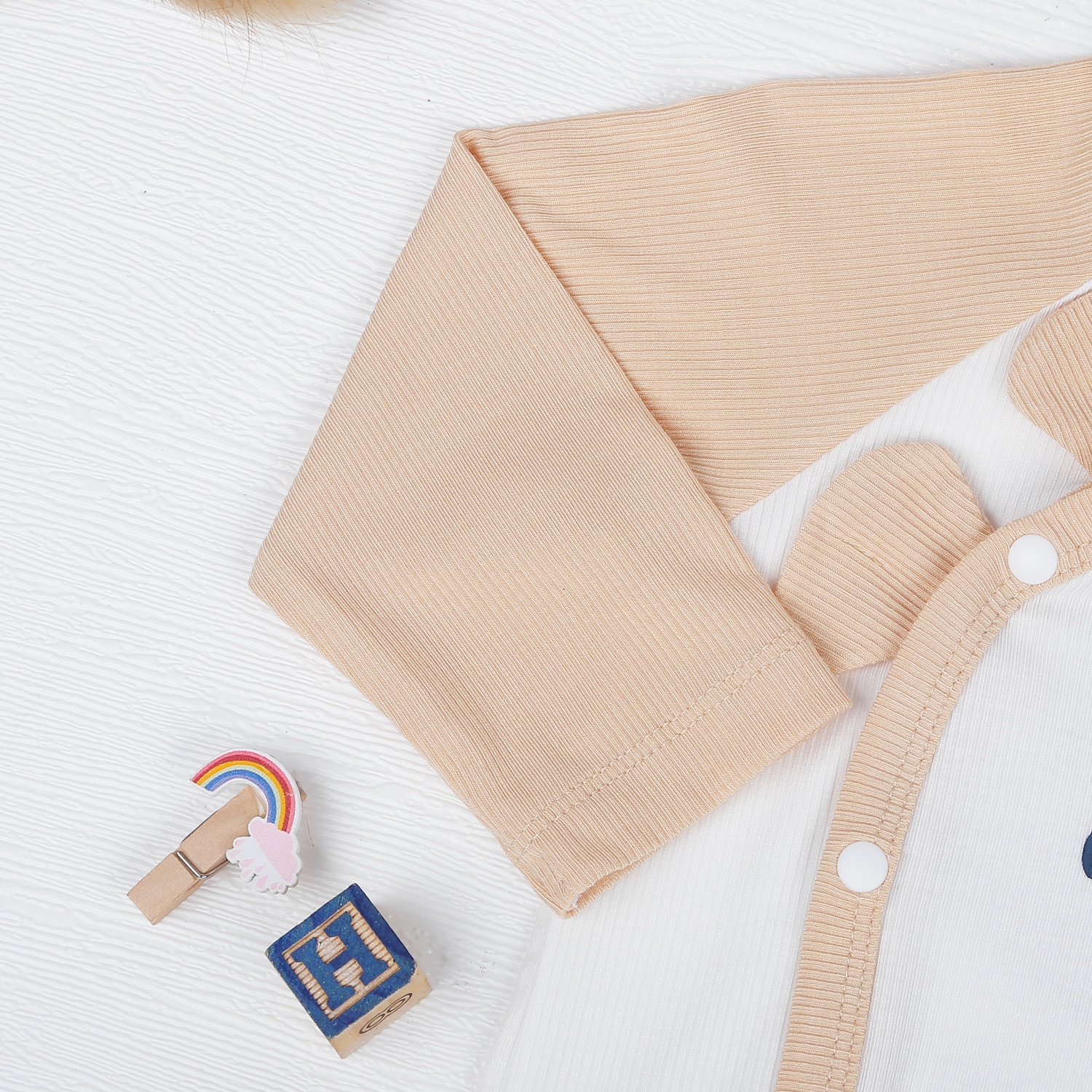 Bộ sơ sinh dài tay cài lệch kẻ tăm KidsPlaza in gấu ND22T (Be) hình 4