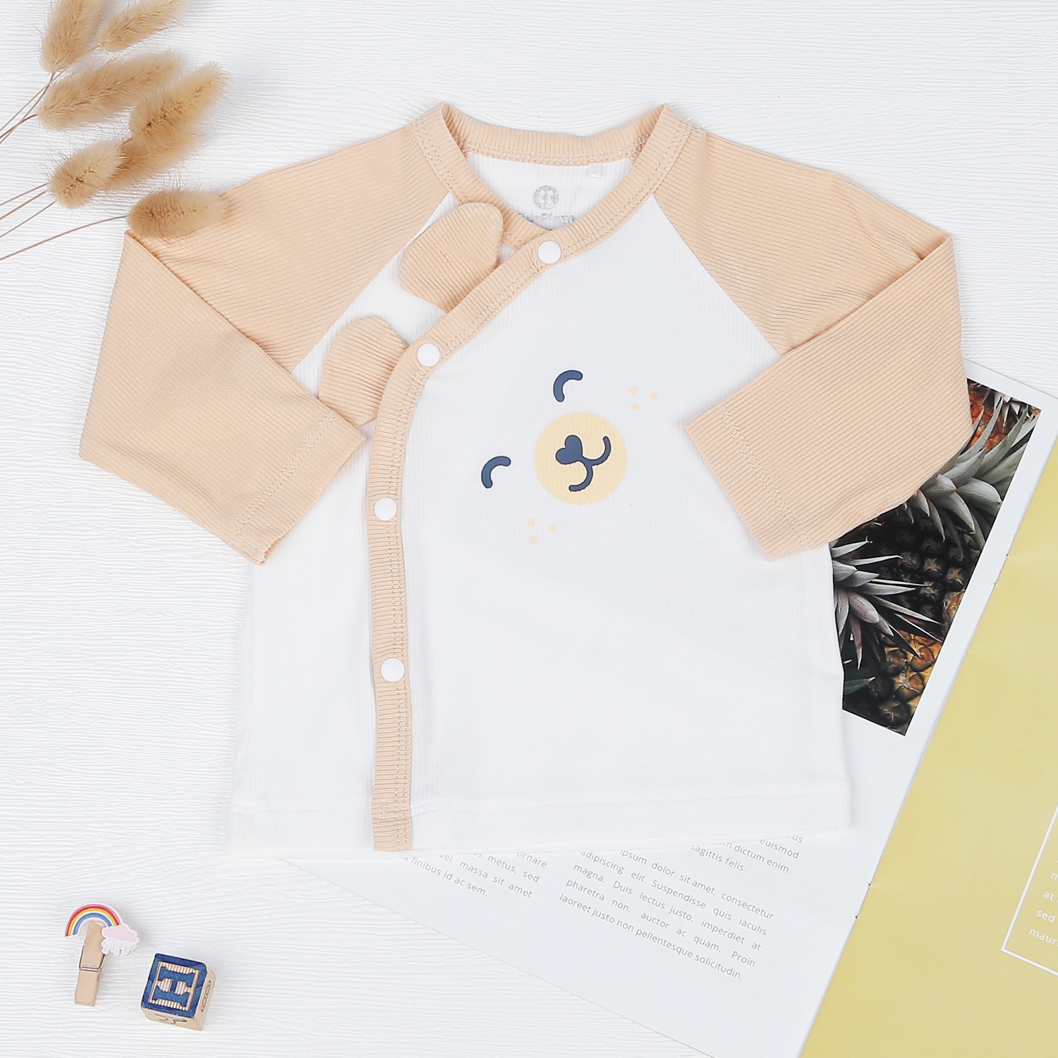 Bộ sơ sinh dài tay cài lệch kẻ tăm KidsPlaza in gấu ND22T (Be) hình 2