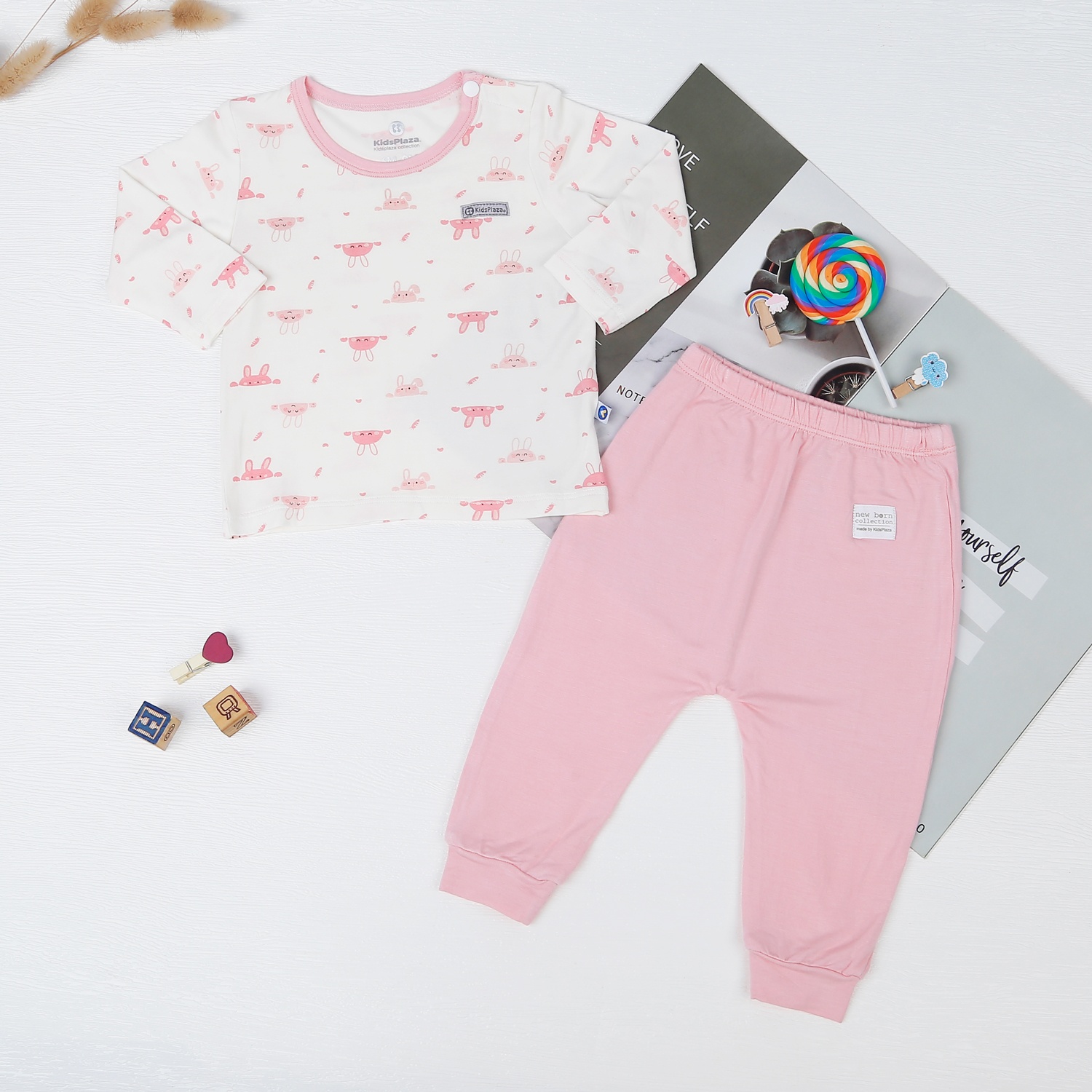 Bộ quần áo bé gái cài vai KidsPlaza in thỏ M22T (Trắng Hồng) hình 1