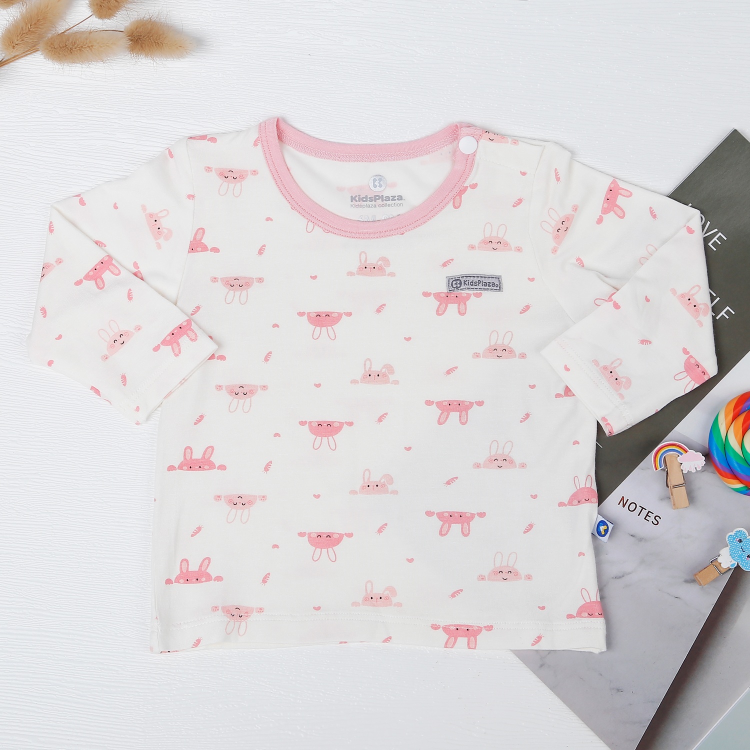 Bộ quần áo bé gái cài vai KidsPlaza in thỏ M22T (Trắng Hồng) hình 2