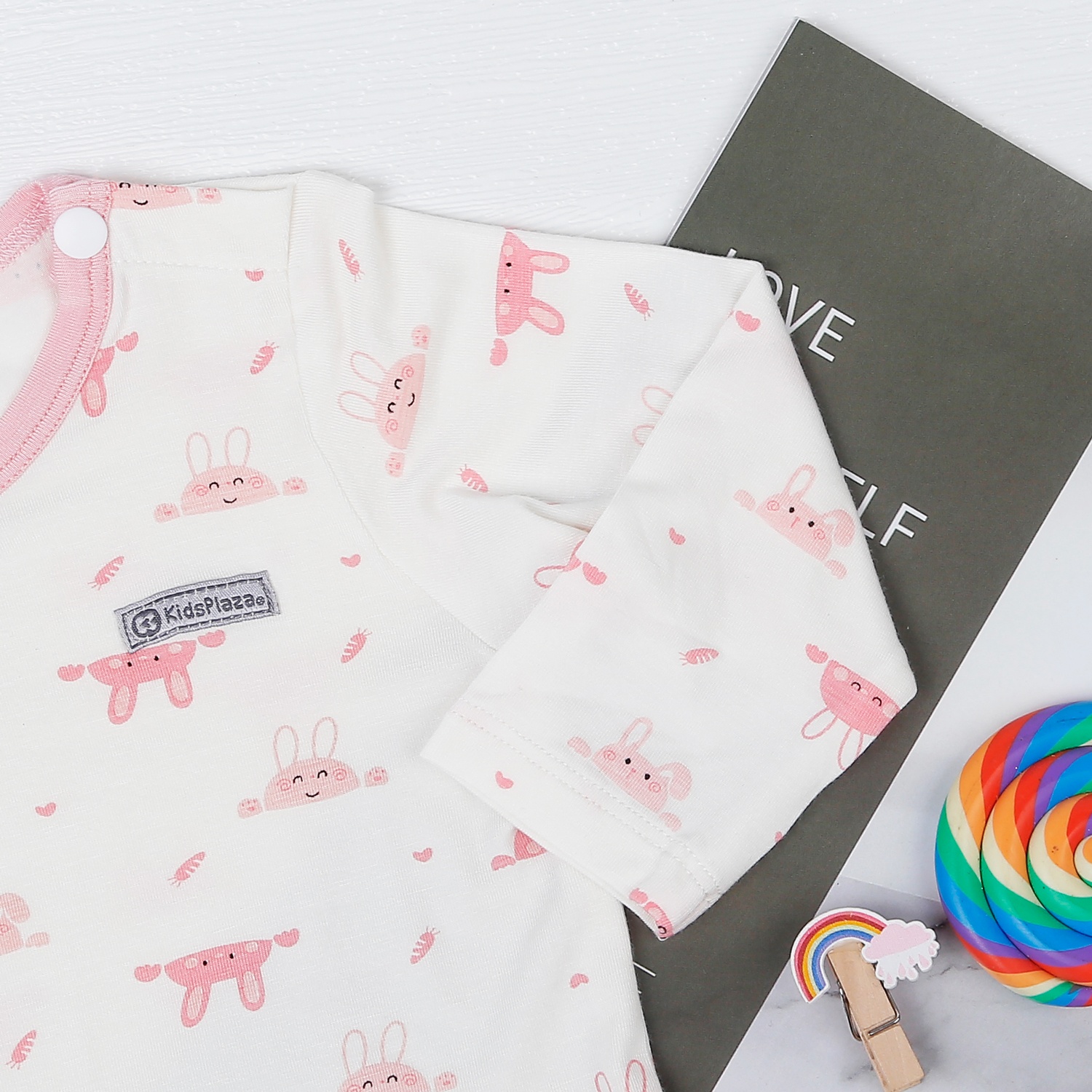 Bộ quần áo bé gái cài vai KidsPlaza in thỏ M22T (Trắng Hồng) hình 4