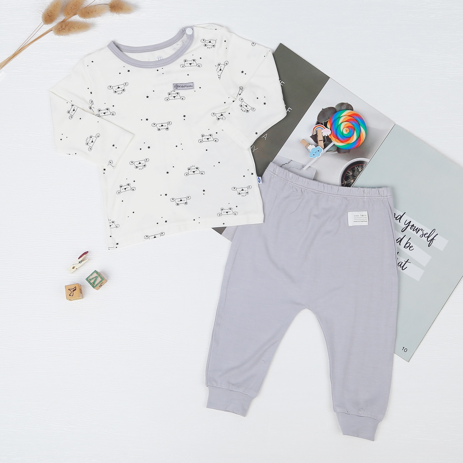 Bộ quần áo dài tay bé trai KidsPlaza in gấu ghi M22T hình 1