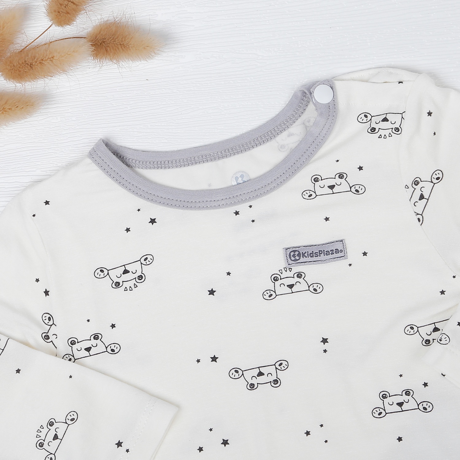 Bộ quần áo dài tay bé trai KidsPlaza in gấu ghi M22T hình 3