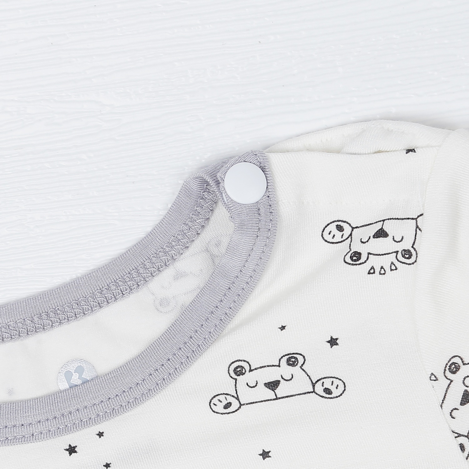 Bộ quần áo dài tay bé trai KidsPlaza in gấu ghi M22T hình 4