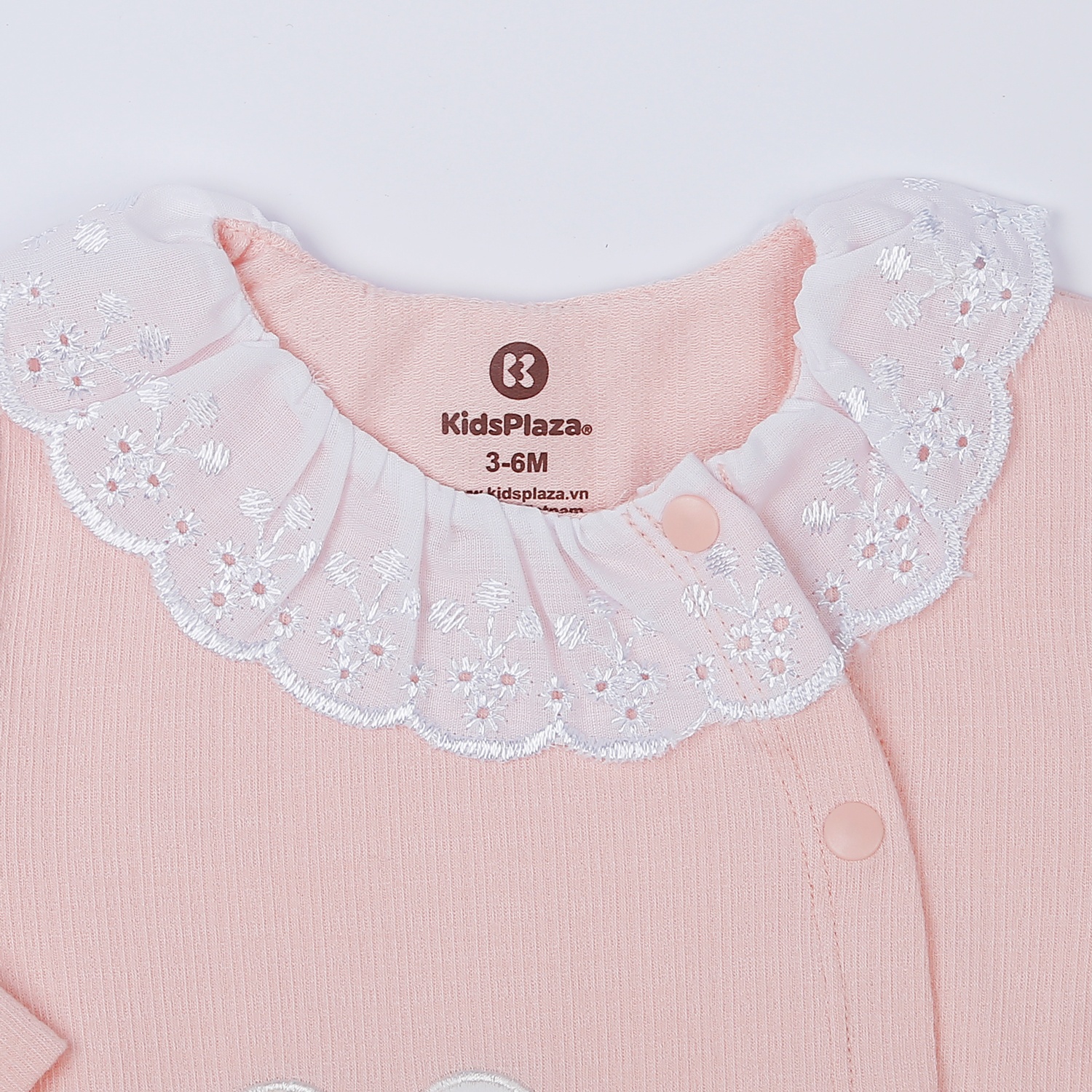 Body bé gái KidsPlaza cổ ren bèo thêu gấu HN22D (Hồng Cam) hình 2