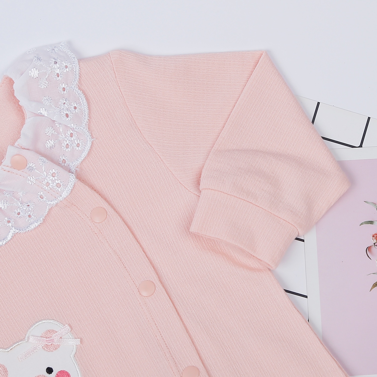 Body bé gái KidsPlaza cổ ren bèo thêu gấu HN22D (Hồng Cam) hình 4