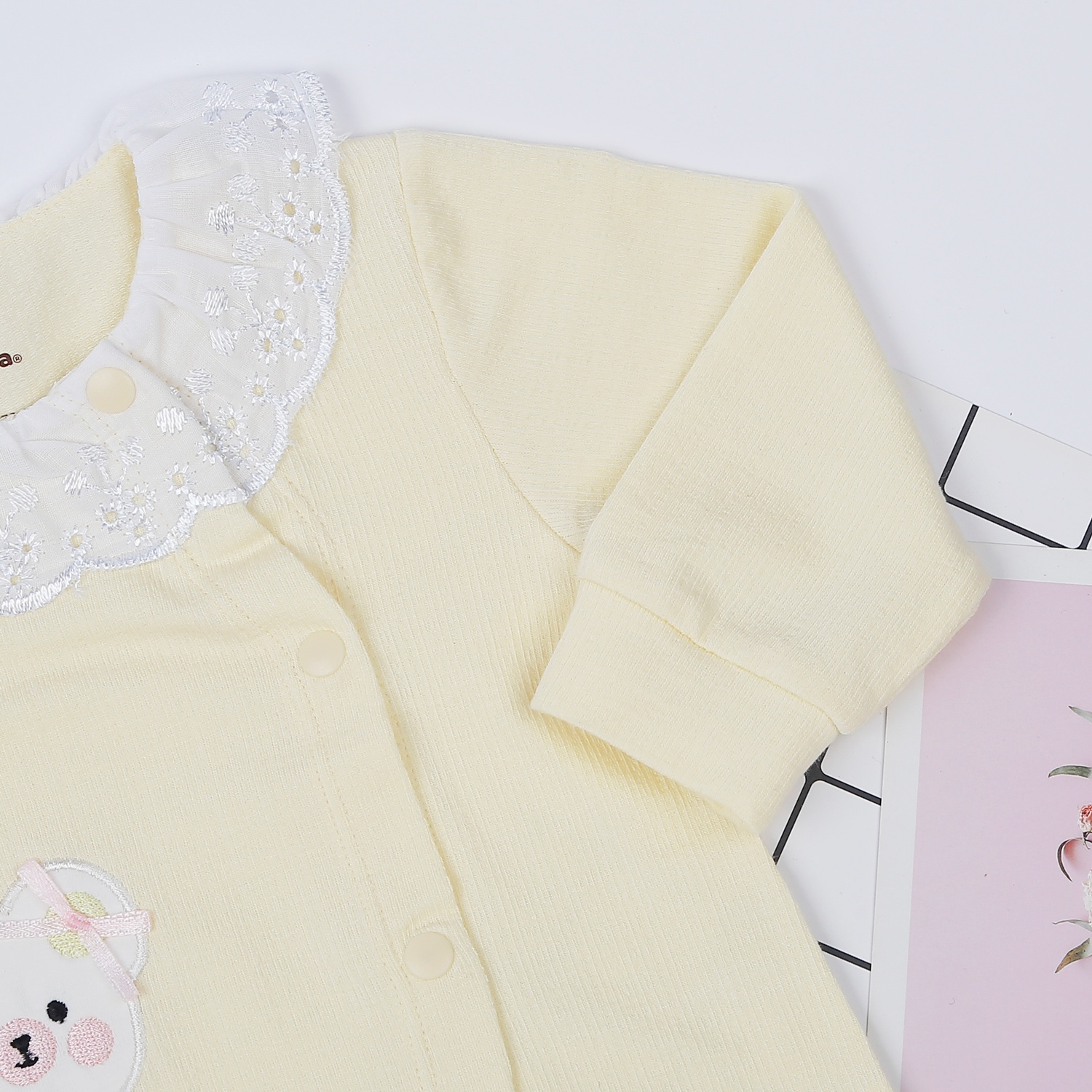 Body bé gái KidsPlaza cổ ren bèo thêu gấu HN22D (Vàng) hình 4