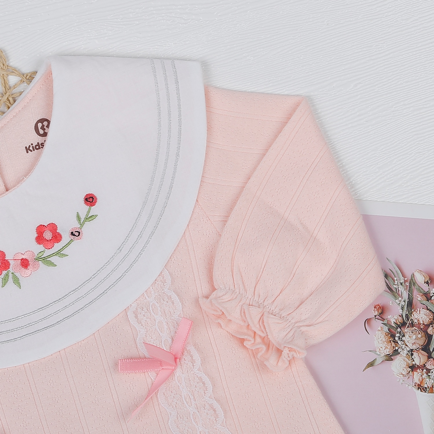 Body bé gái ren đính nơ KidsPlaza HN22D (hồng cam) hình 3