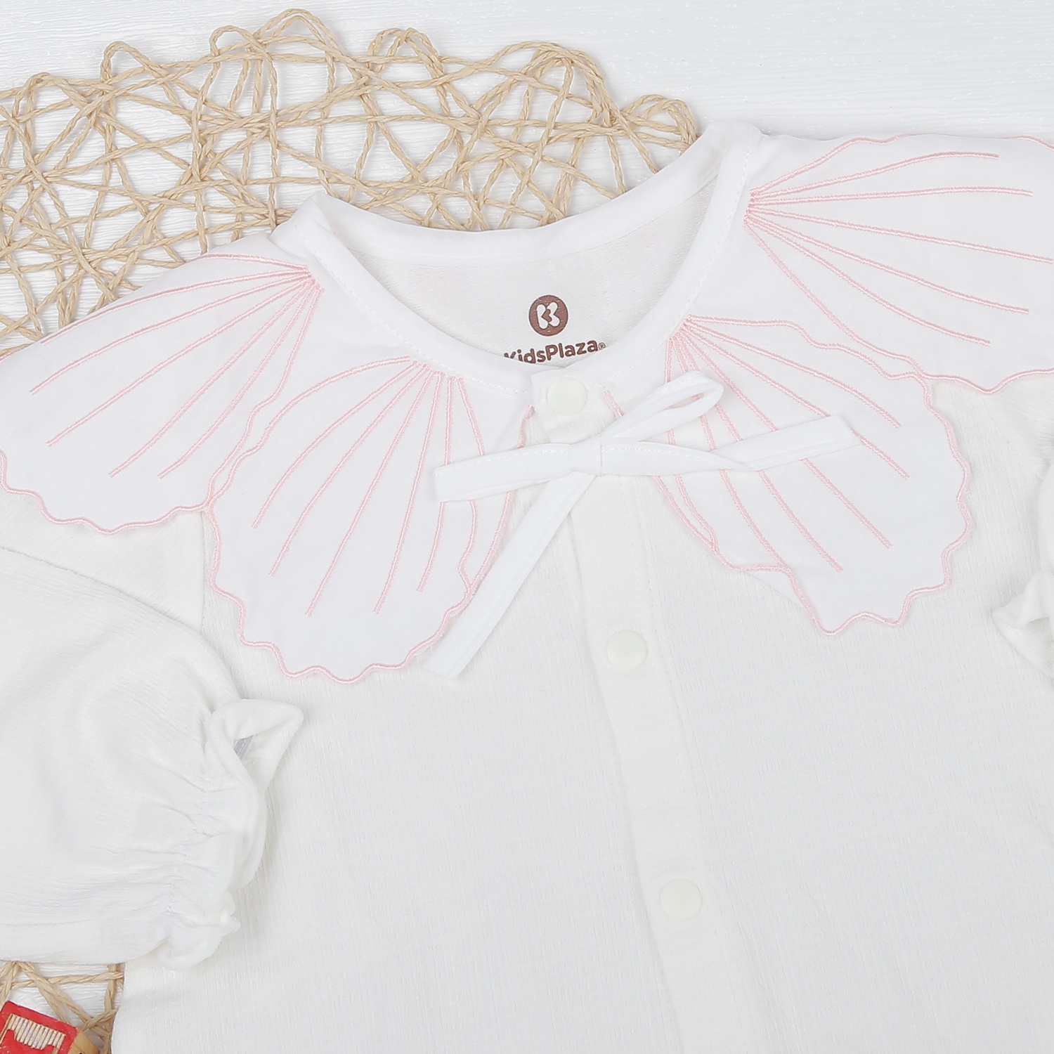 Set body bé gái KidsPlaza hoạ tiết cổ hoa trắng HN22D hình 2