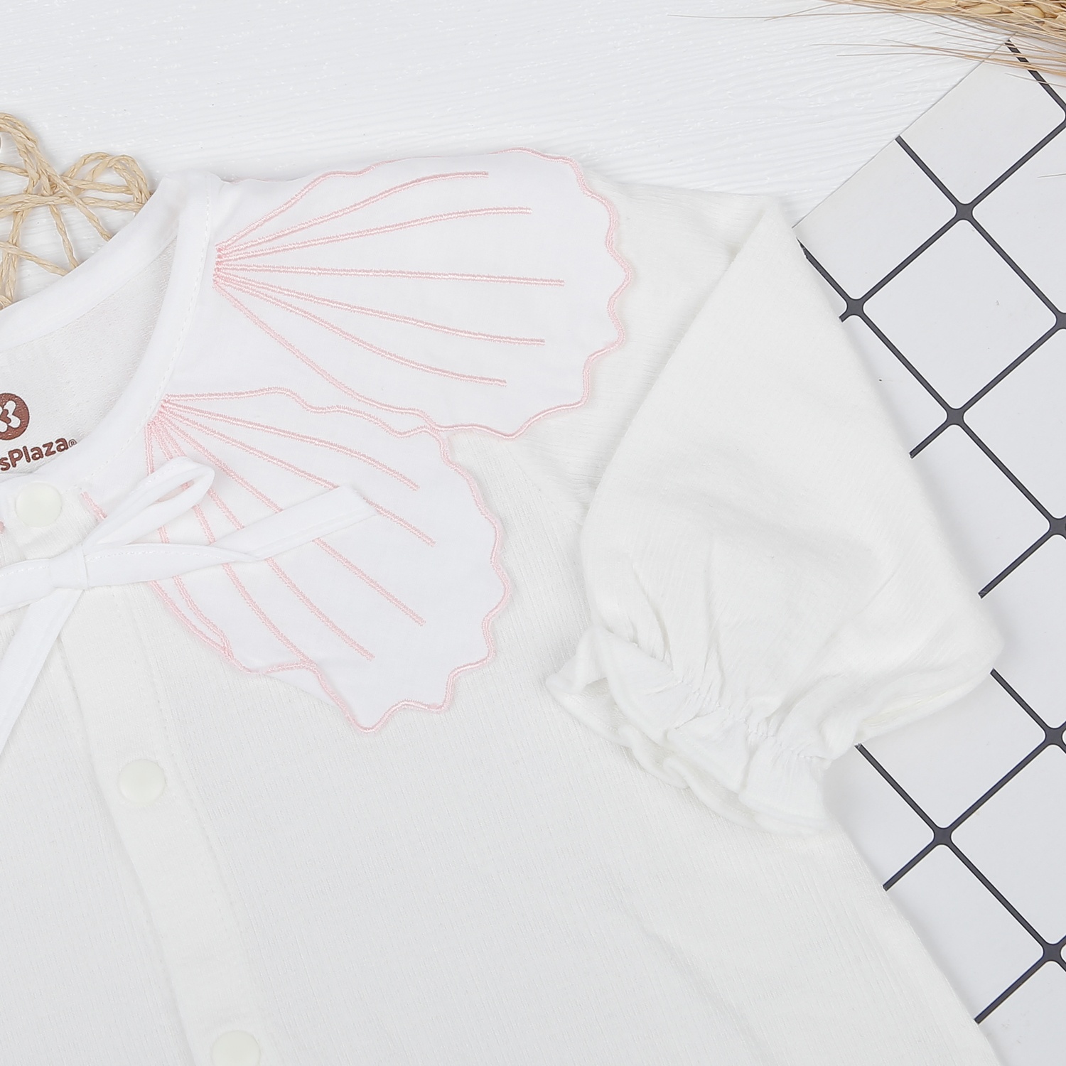 Set body bé gái KidsPlaza hoạ tiết cổ hoa trắng HN22D hình 3