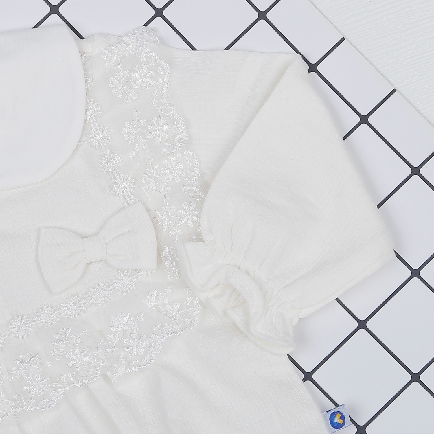 Set body bé gái KidsPlaza ngực đính nơ ren HN22D (Trắng) hình 3