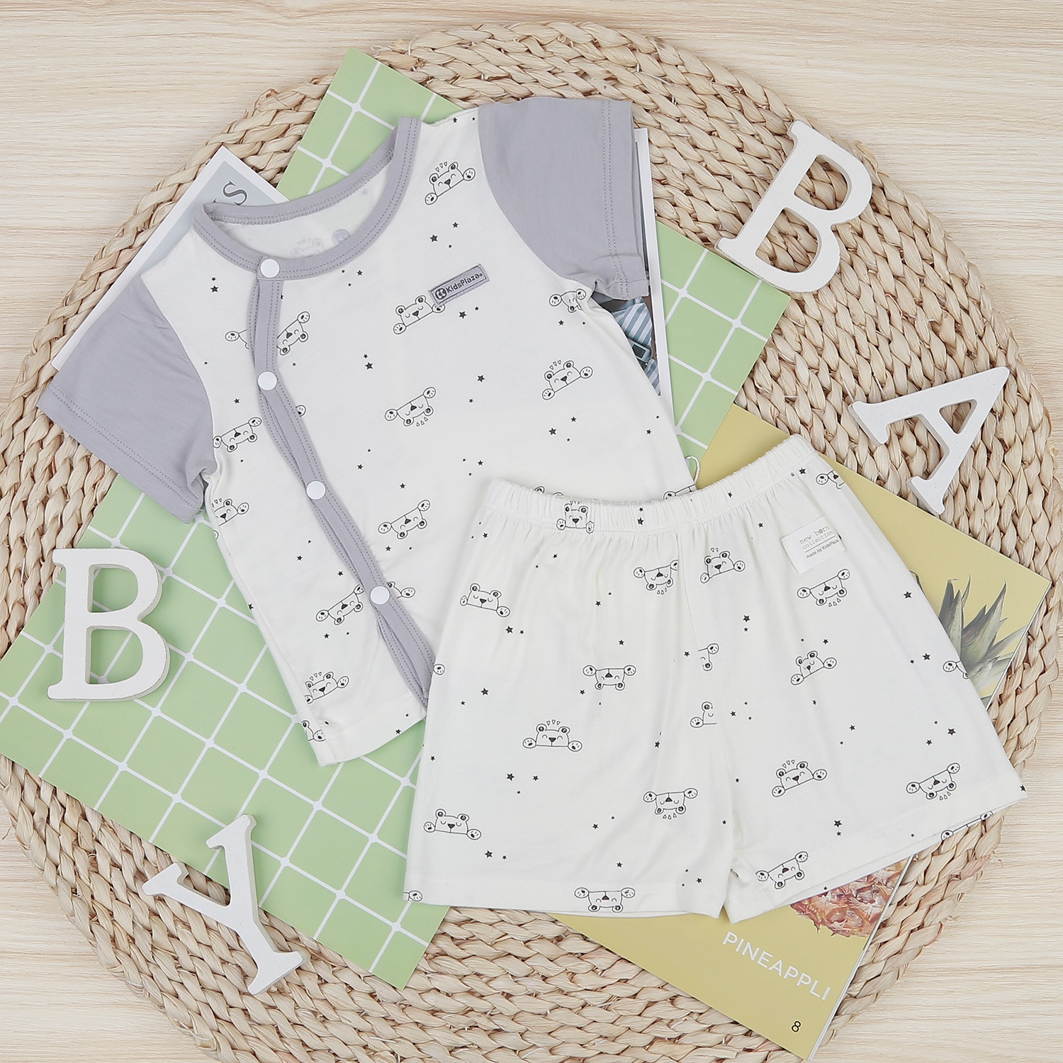 Bộ bé trai cộc tay cài lệch KidsPlaza in gấu M22H (Ghi) hình 1