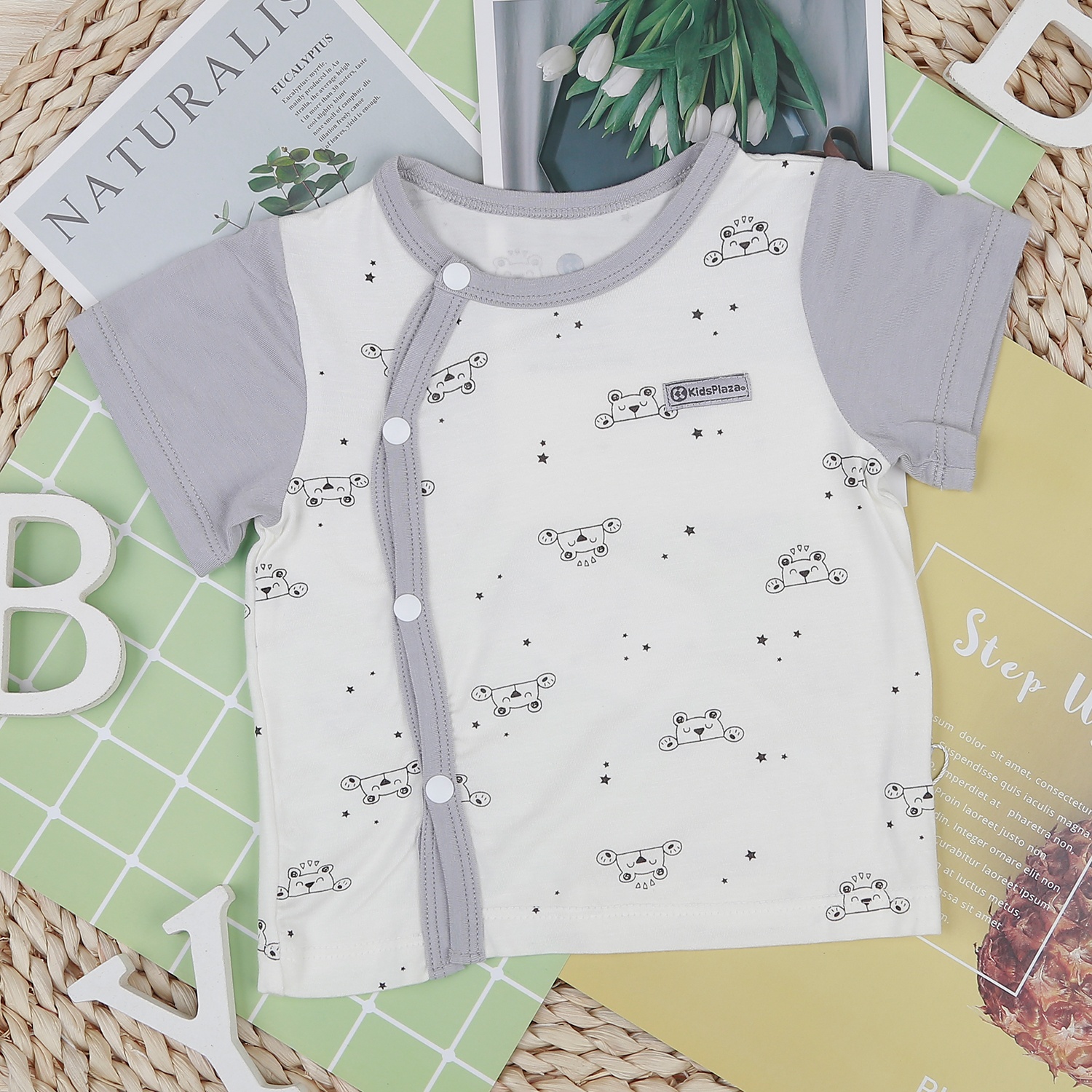 Bộ bé trai cộc tay cài lệch KidsPlaza in gấu M22H (Ghi) hình 2