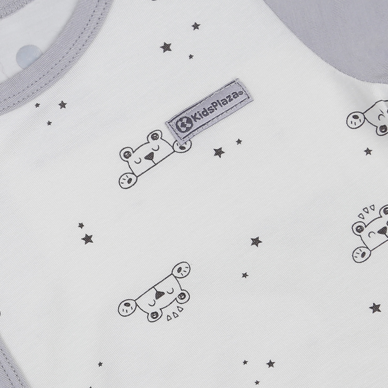 Bộ bé trai cộc tay cài lệch KidsPlaza in gấu M22H (Ghi) hình 3