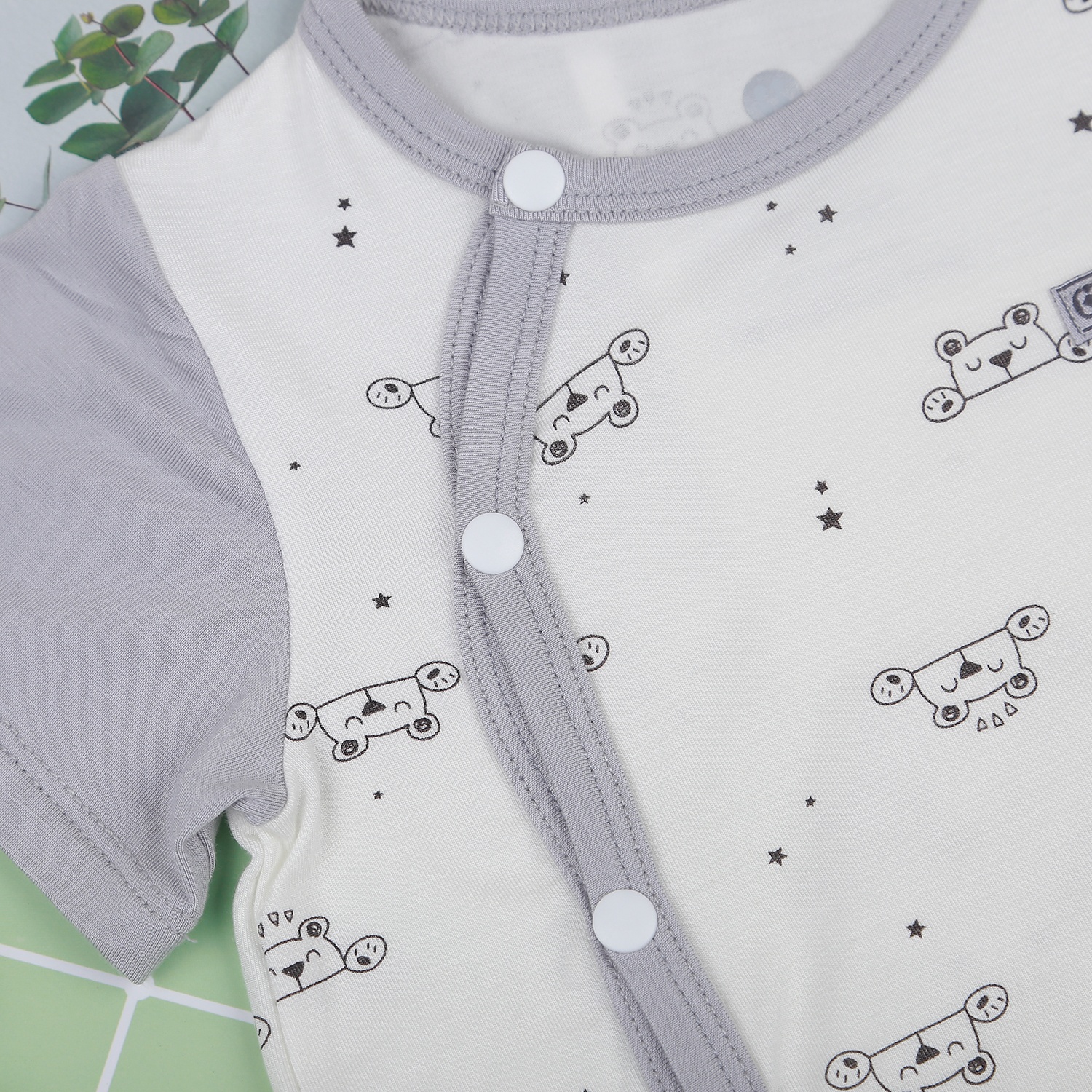 Bộ bé trai cộc tay cài lệch KidsPlaza in gấu M22H (Ghi) hình 4