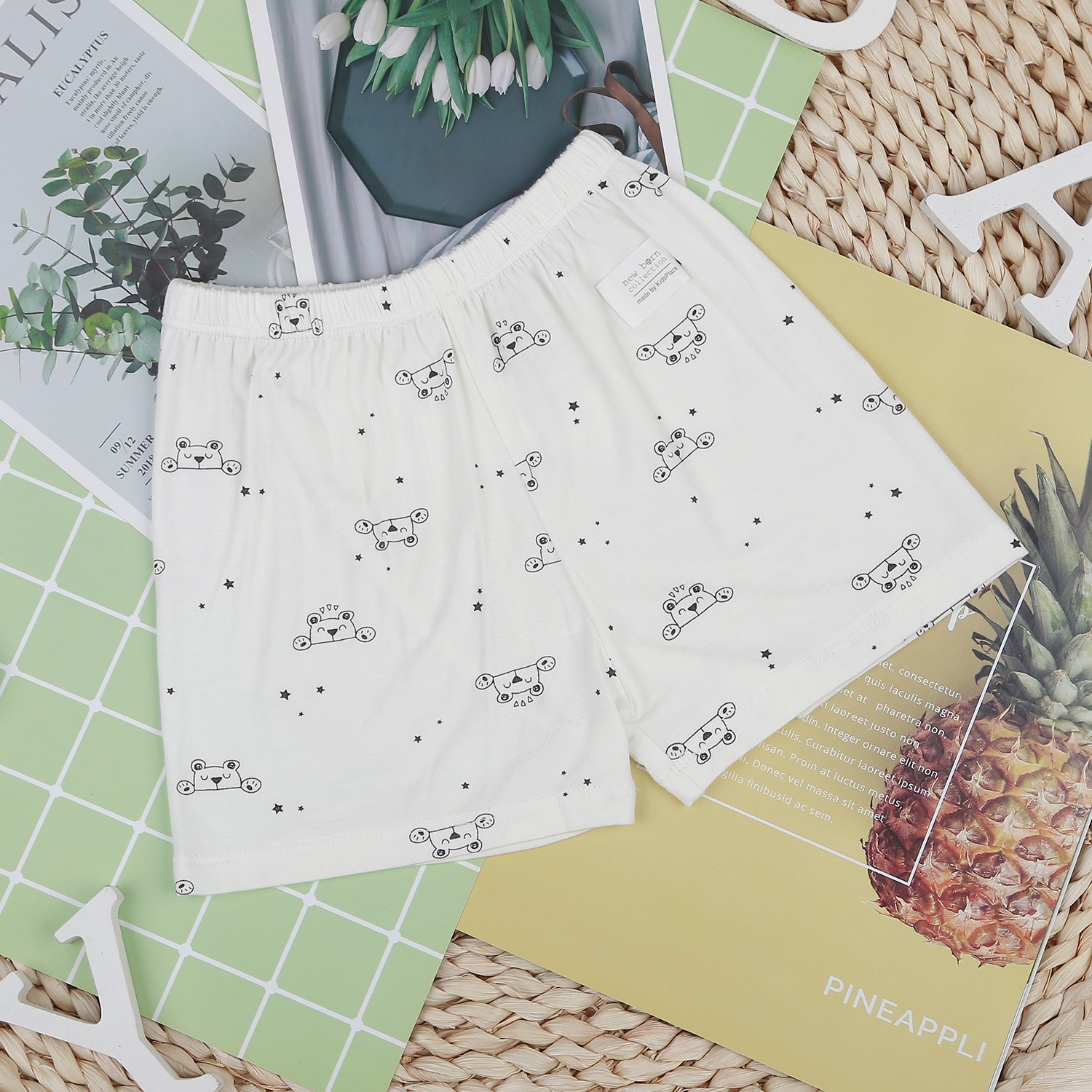 Bộ bé trai cộc tay cài lệch KidsPlaza in gấu M22H (Ghi) hình 5