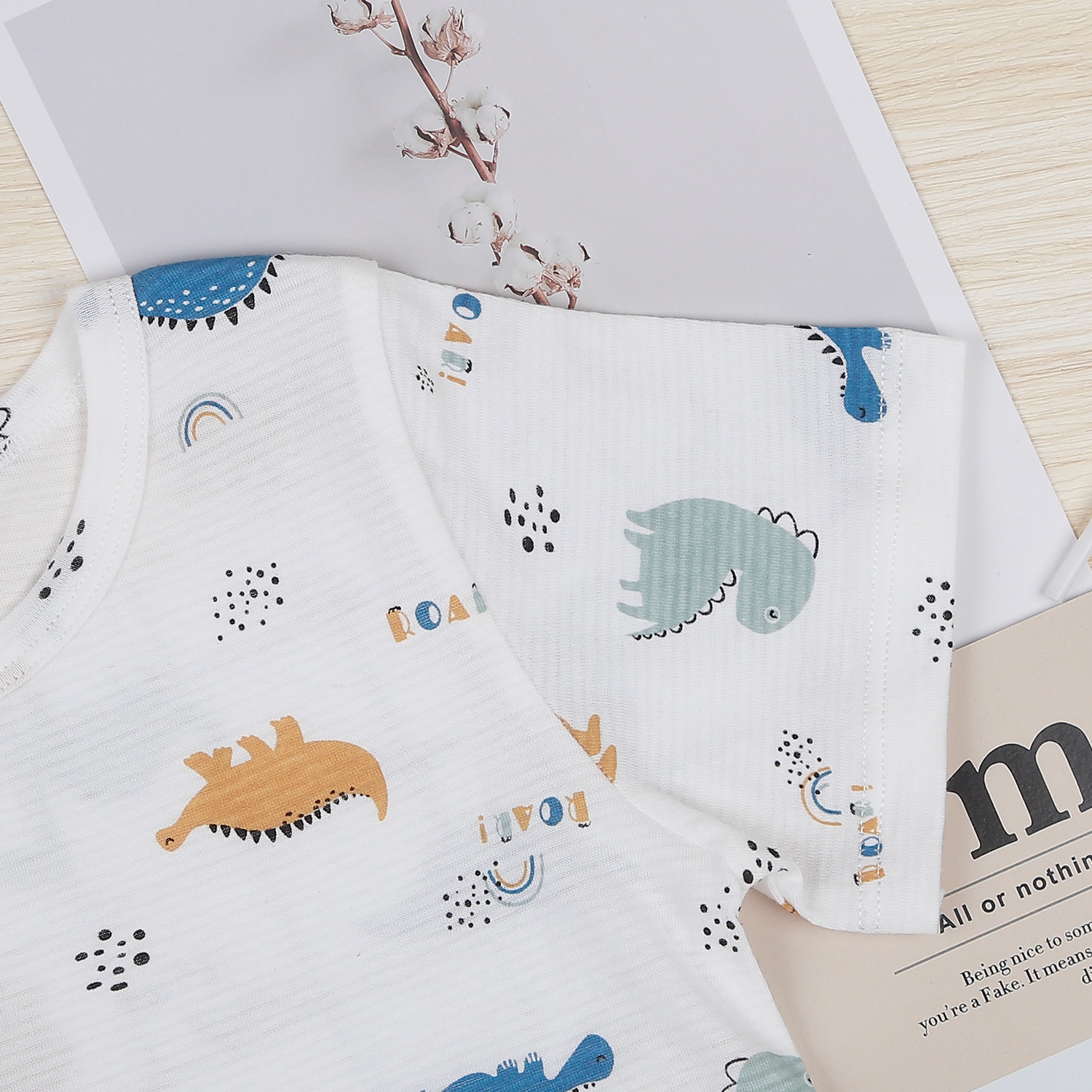 Bộ quần áo bé trai cộc tay KidsPlaza kẻ in khủng long M22H hình 4