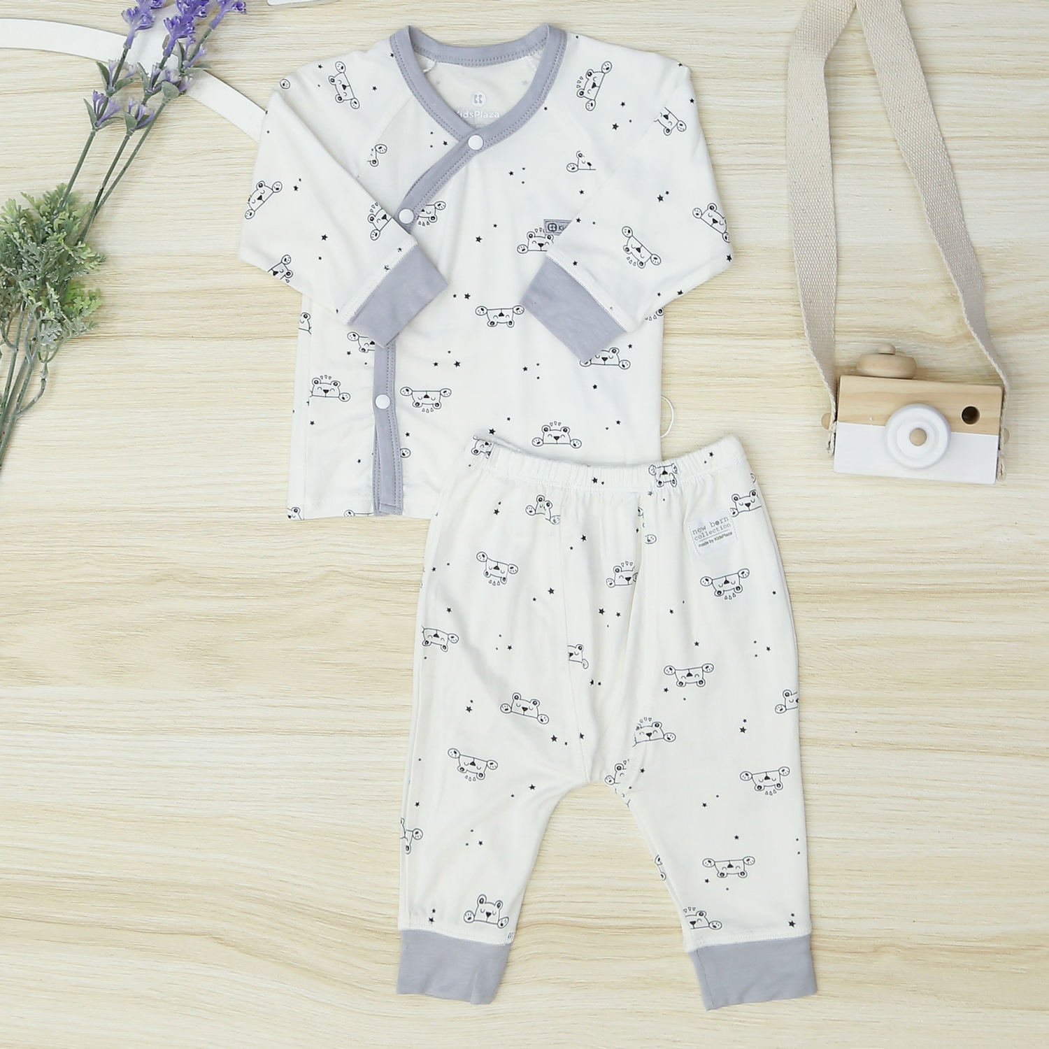 Bộ sơ sinh cài lệch dài tay KidsPlaza cho bé in gấu M22H (Ghi) hình 1