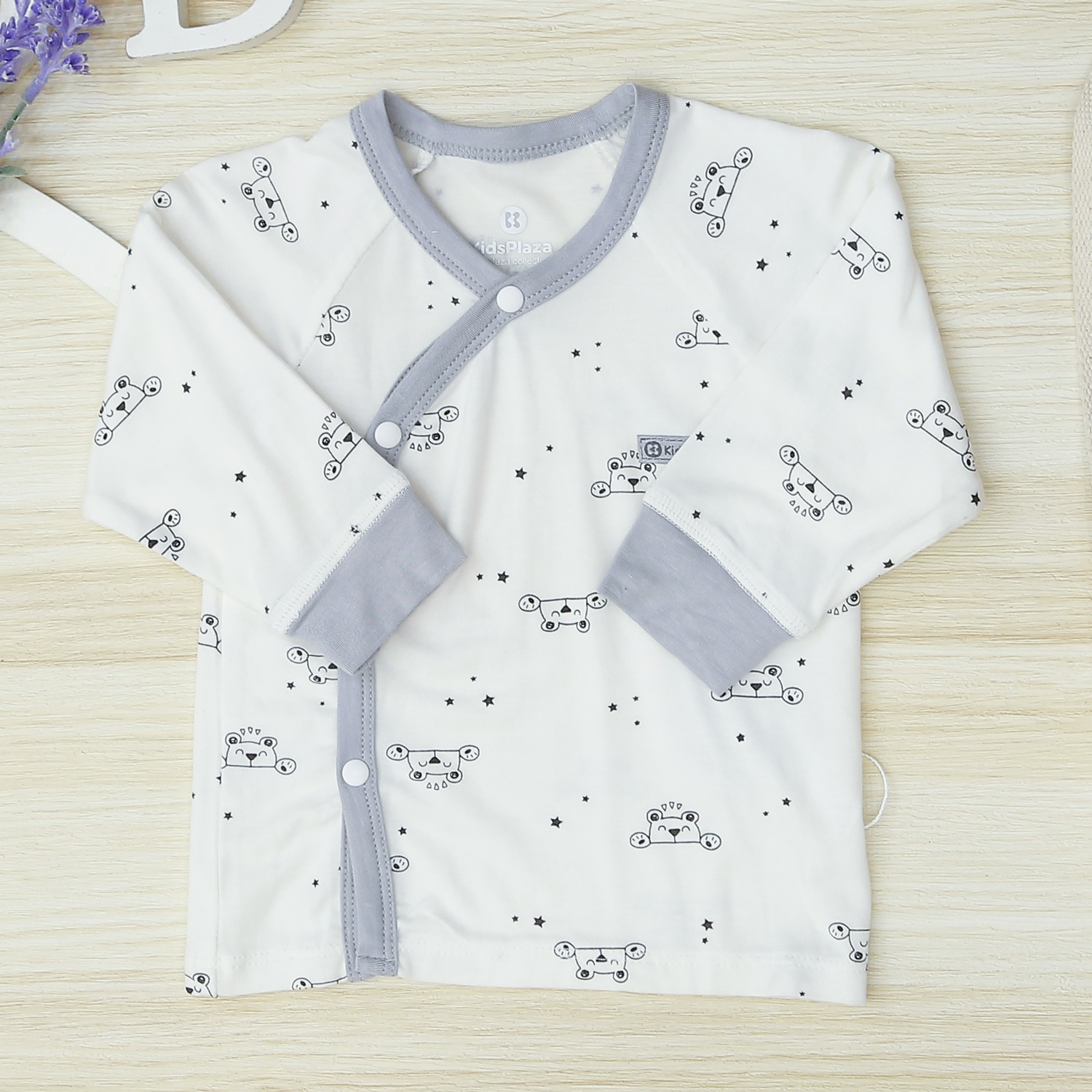 Bộ sơ sinh cài lệch dài tay KidsPlaza cho bé in gấu M22H (Ghi) hình 2