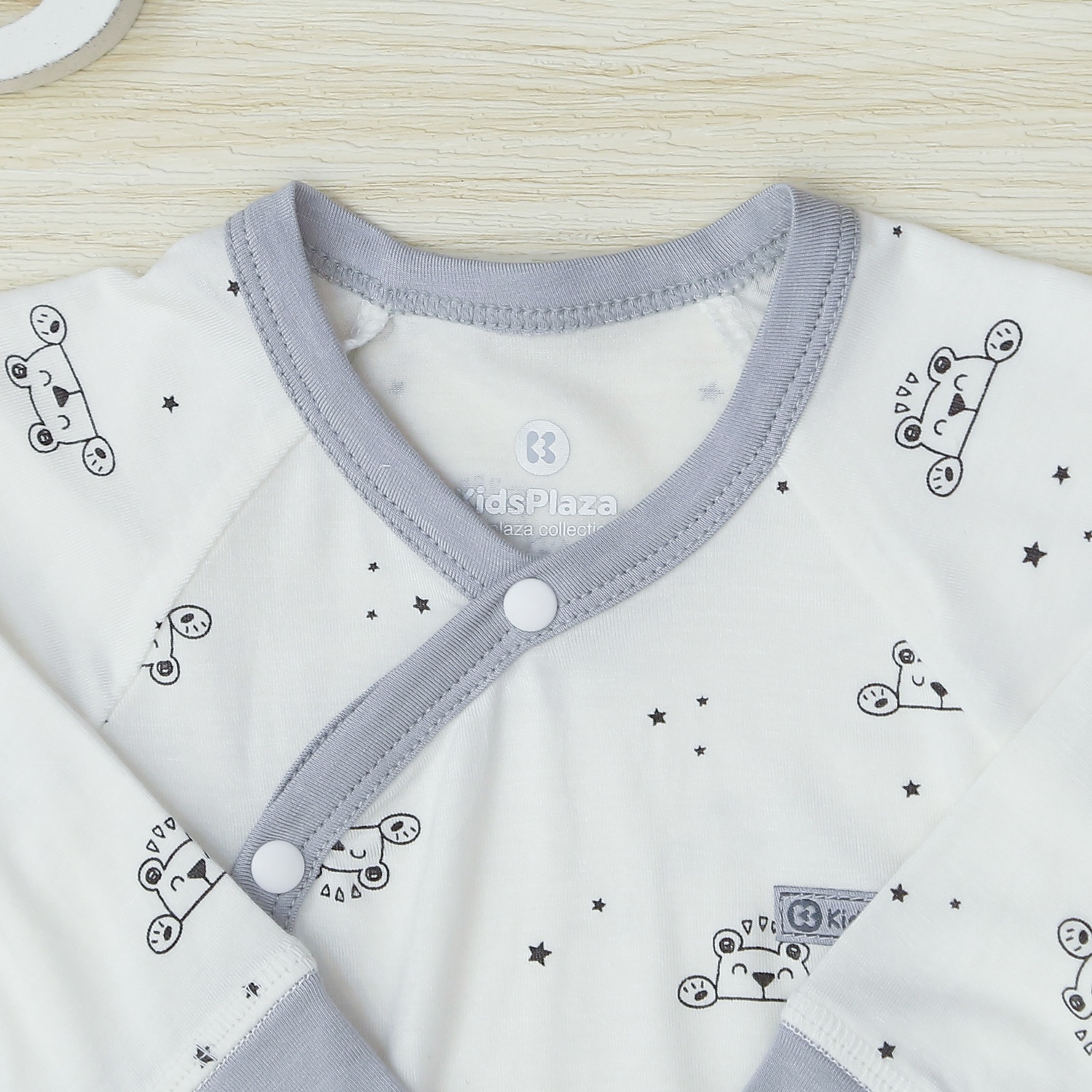 Bộ sơ sinh cài lệch dài tay KidsPlaza cho bé in gấu M22H (Ghi) hình 3