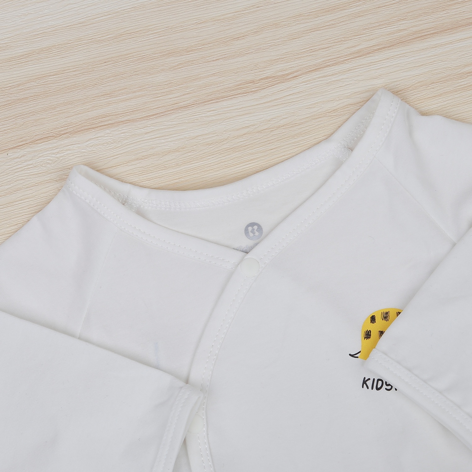 Bộ quần áo cài chéo KidsPlaza KA22 (Trắng) hình 3