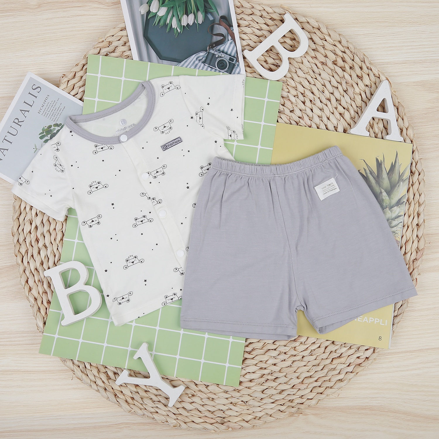 Bộ quần áo cộc tay cài giữa KidsPlaza in gấu M22H (Ghi) hình 1