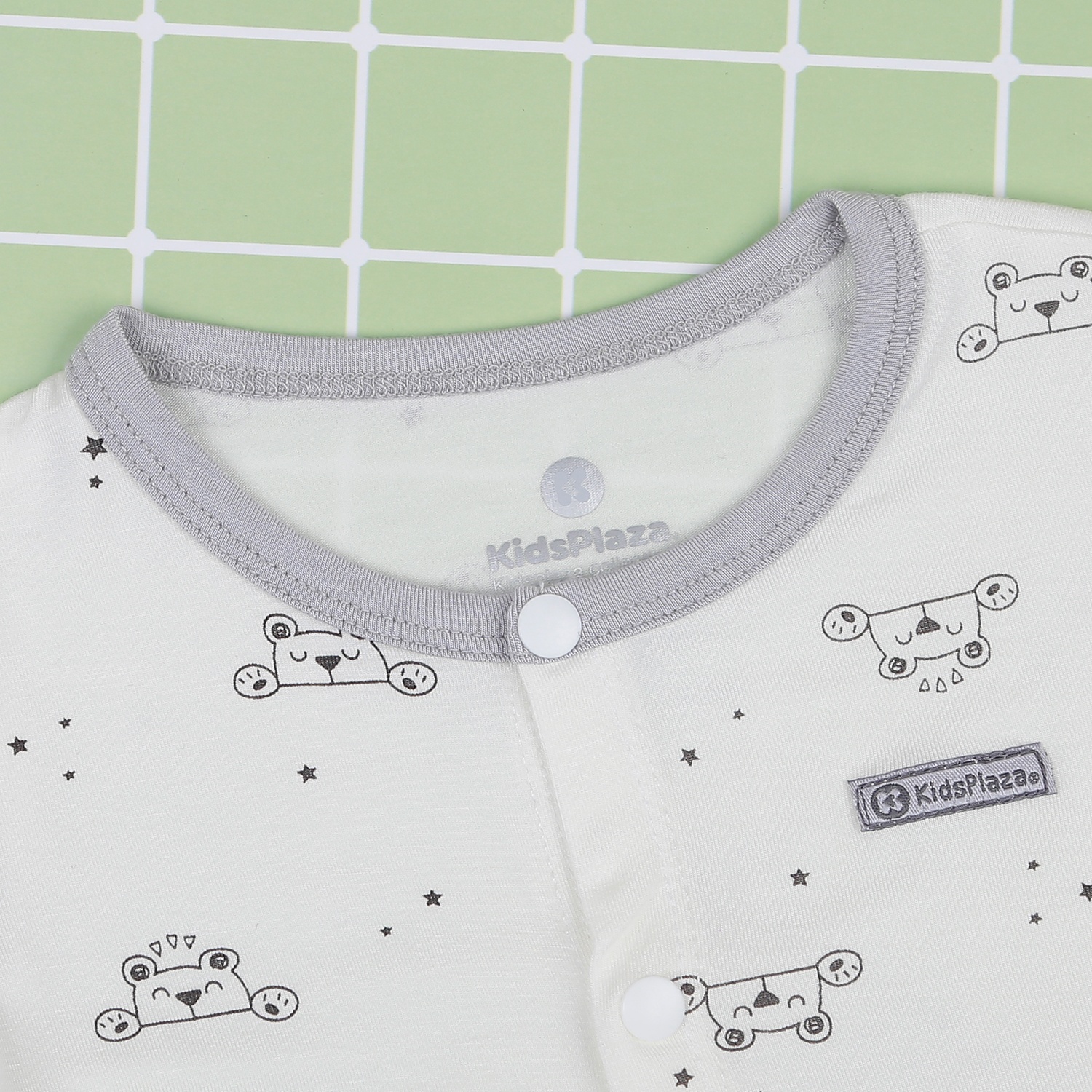 Bộ quần áo cộc tay cài giữa KidsPlaza in gấu M22H (Ghi) hình 3