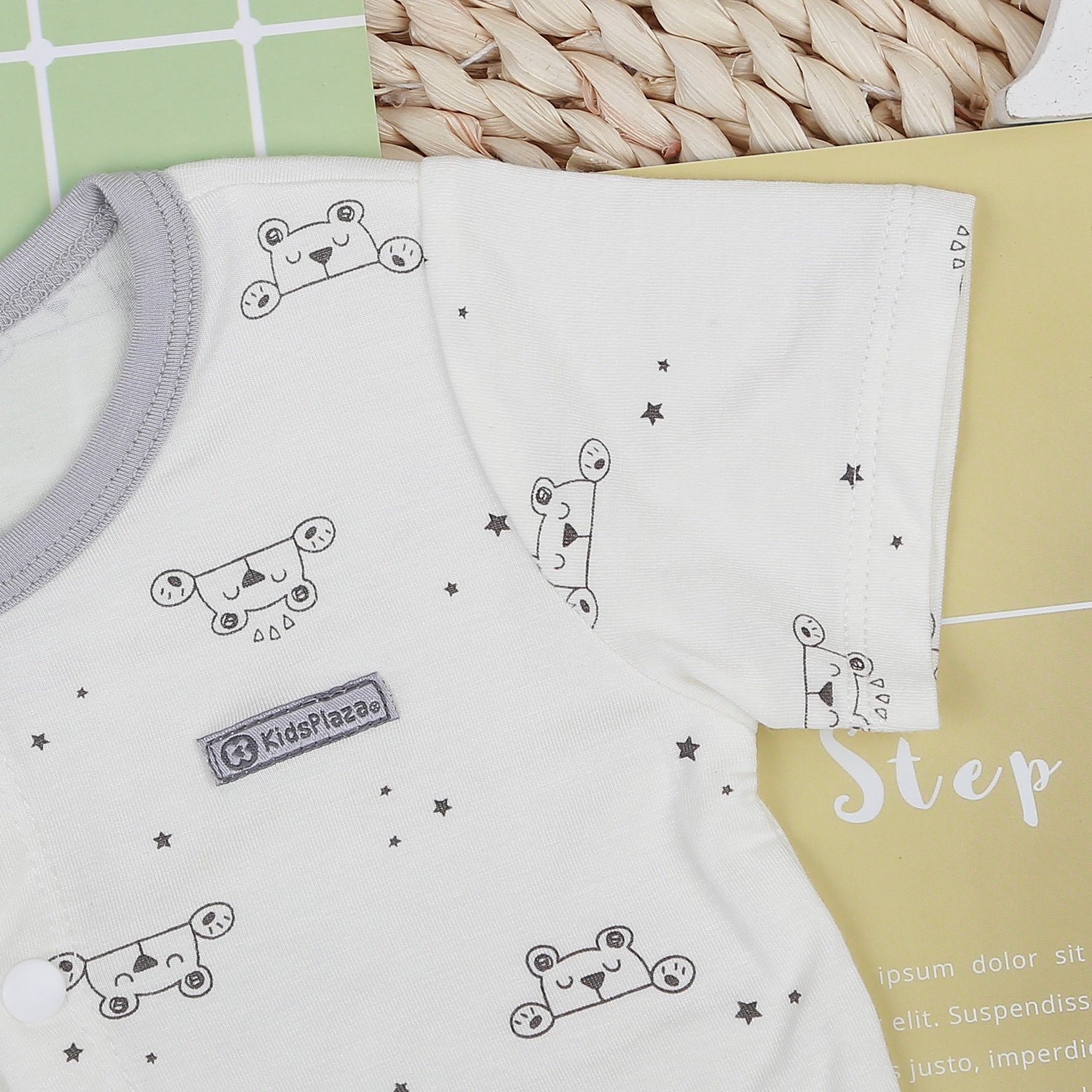 Bộ quần áo cộc tay cài giữa KidsPlaza in gấu M22H (Ghi) hình 4