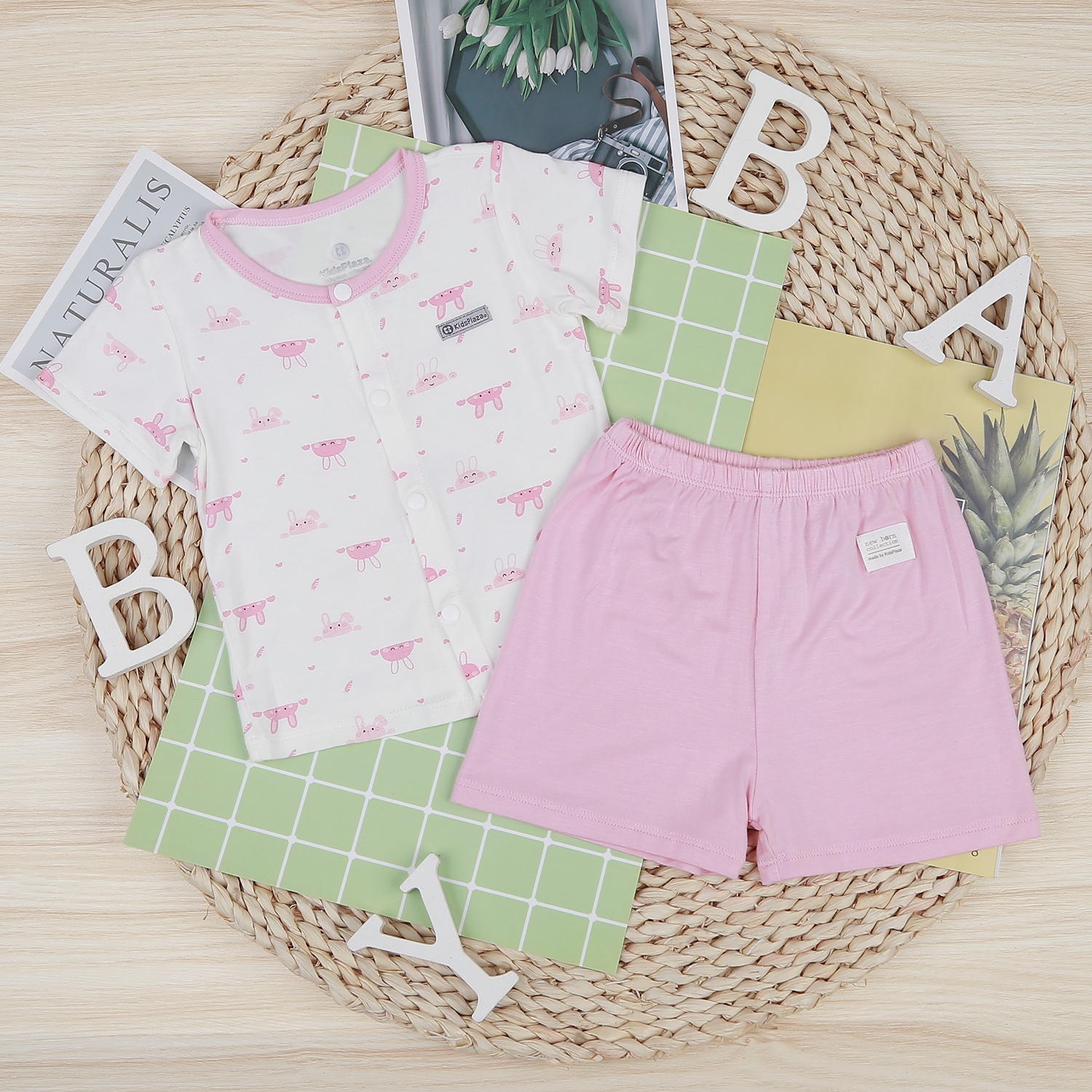 Bộ quần áo cộc tay cài giữa KidsPlaza in Thỏ M22H (Hồng) hình 1