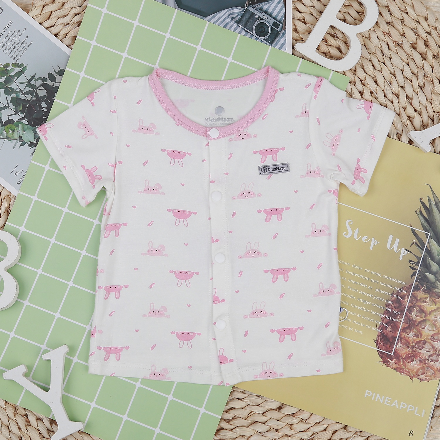 Bộ quần áo cộc tay cài giữa KidsPlaza in Thỏ M22H (Hồng) hình 2