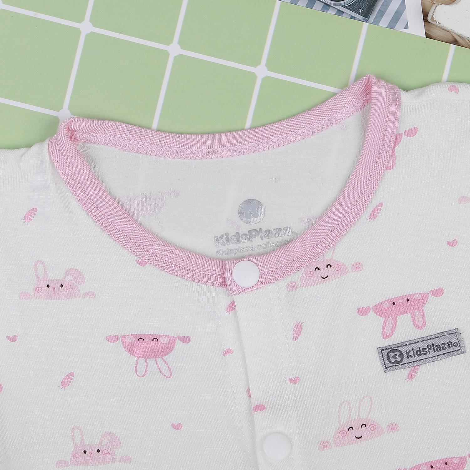 Bộ quần áo cộc tay cài giữa KidsPlaza in Thỏ M22H (Hồng) hình 3
