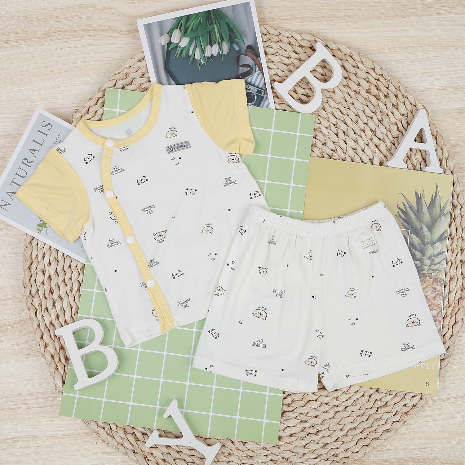 Bộ quần áo cộc tay cài lệch KidsPlaza in Tiger M22H (Vàng) hình 1