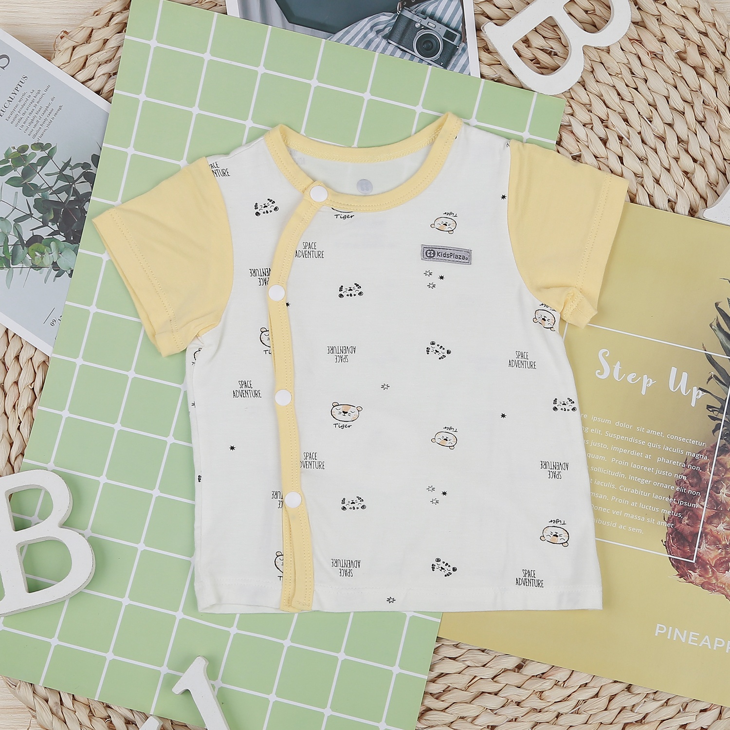 Bộ quần áo cộc tay cài lệch KidsPlaza in Tiger M22H (Vàng) hình 2