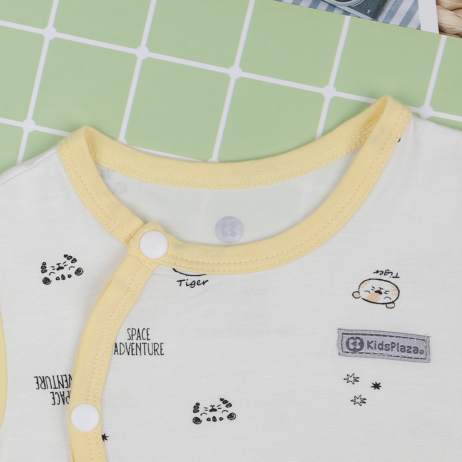 Bộ quần áo cộc tay cài lệch KidsPlaza in Tiger M22H (Vàng) hình 3
