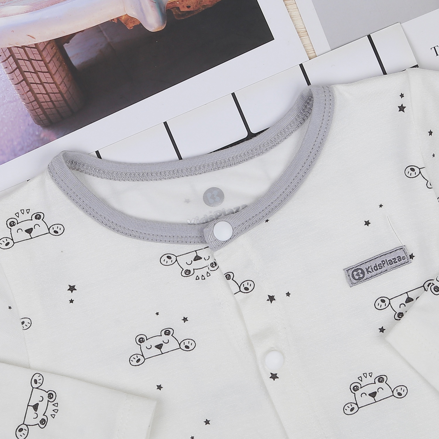 Bộ quần áo dài tay cài giữa KidsPlaza in gấu M22H (Ghi) hình 3