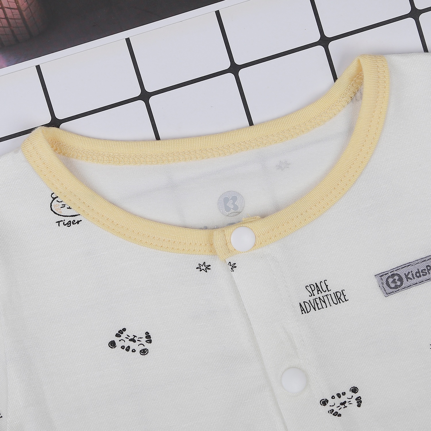 Bộ quần áo dài tay cài giữa KidsPlaza in Tiger M22H (Vàng) hình 3