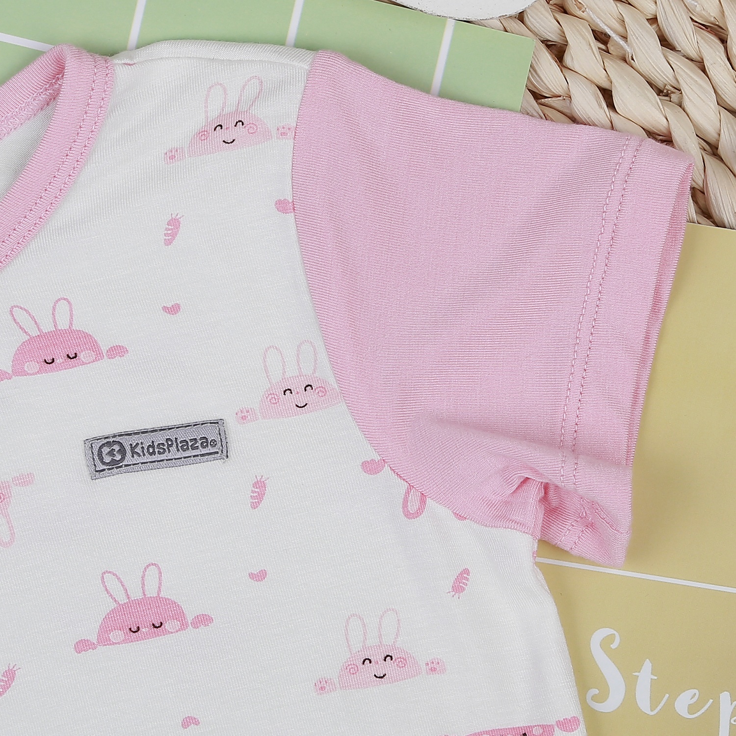 Bộ quần áo sơ sinh cộc tay cài lệch KidsPlaza in thỏ M22H (Hồng) hình 4