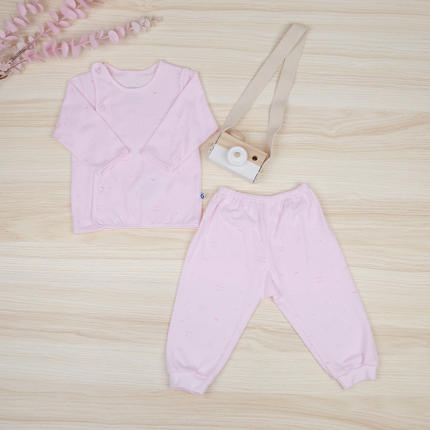 Bộ quần áo sơ sinh dài tay in hình KidsPlaza NBA22 (Hồng) hình 1