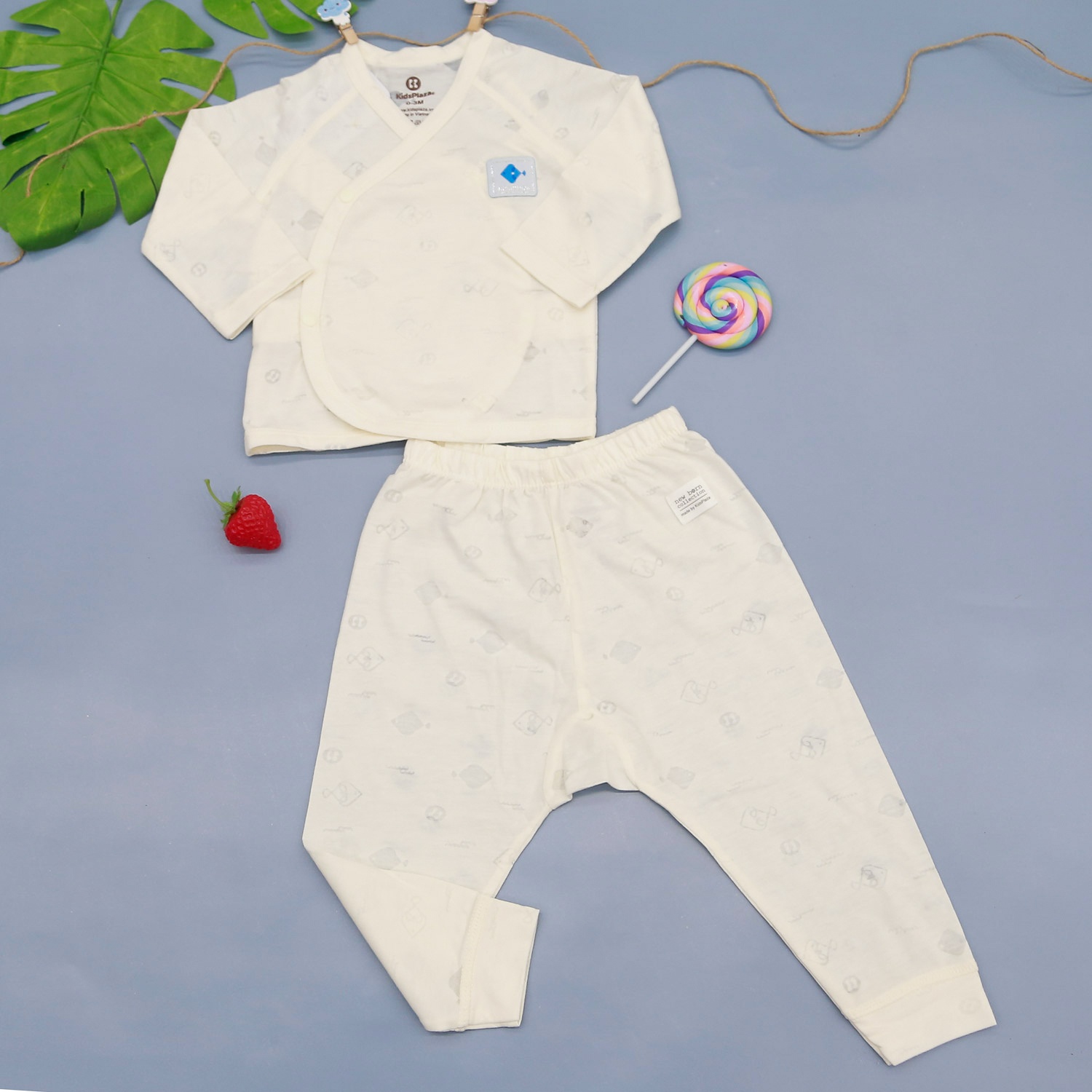 Bộ quần áo sơ sinh cài chéo KidsPlaza in cá HN21T (Vàng) hình 1