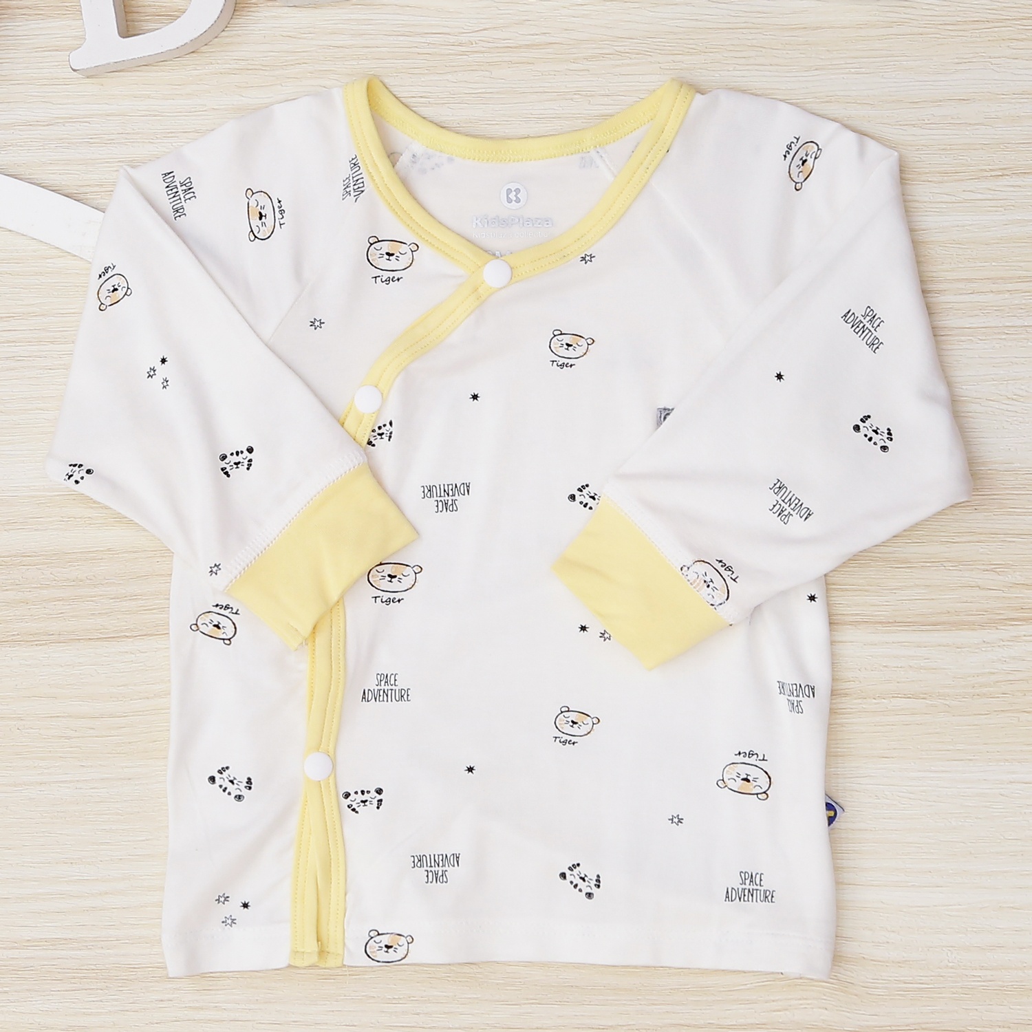 Bộ sơ sinh cài lệch dài tay KidsPlaza cho bé in Tiger M22H (Vàng) hình 2
