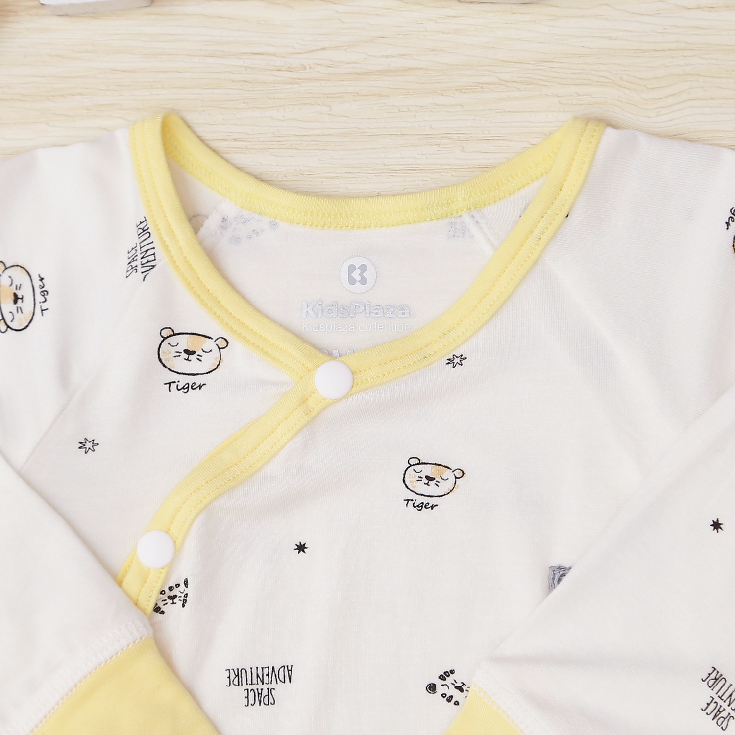 Bộ sơ sinh cài lệch dài tay KidsPlaza cho bé in Tiger M22H (Vàng) hình 3