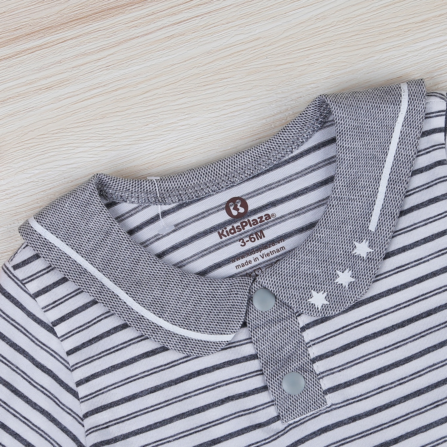 Body đùi bé trai cổ chữ V kẻ ghi HN22H hình 2